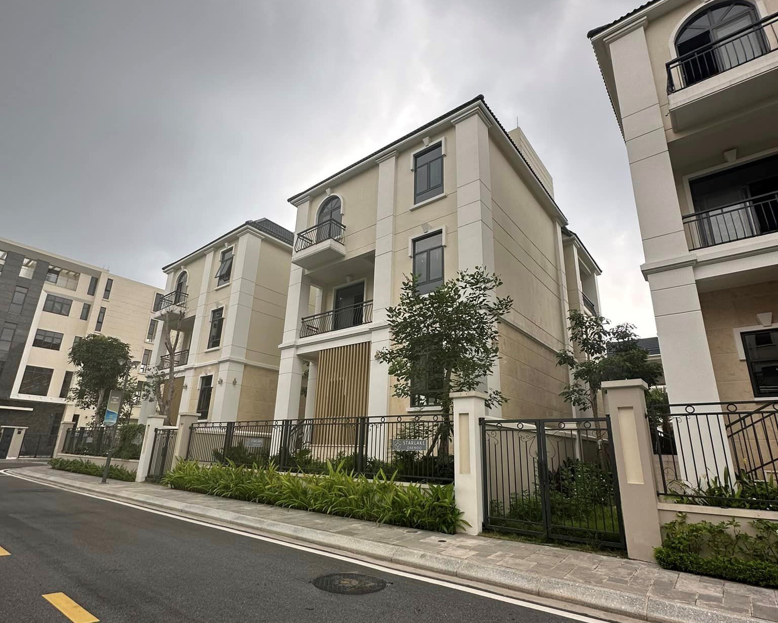 Bán biệt thự lô góc khu K5 Starlake: 240m2 x 3 tầng xây thô, pháp lý rõ ràng 2