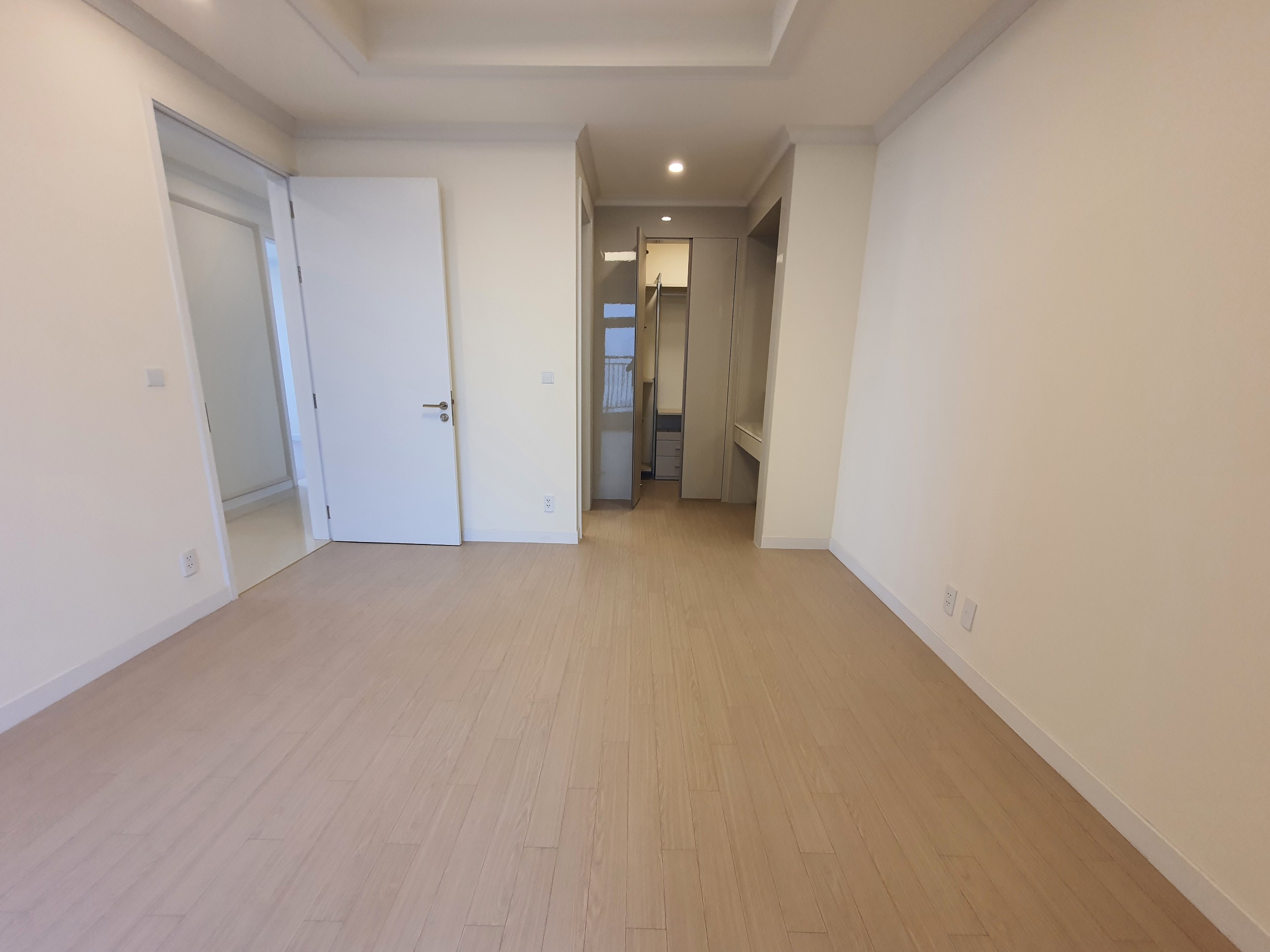 Bán căn hộ 2 phòng ngủ tầng cao tòa 902 Starlake Tây Hồ 3