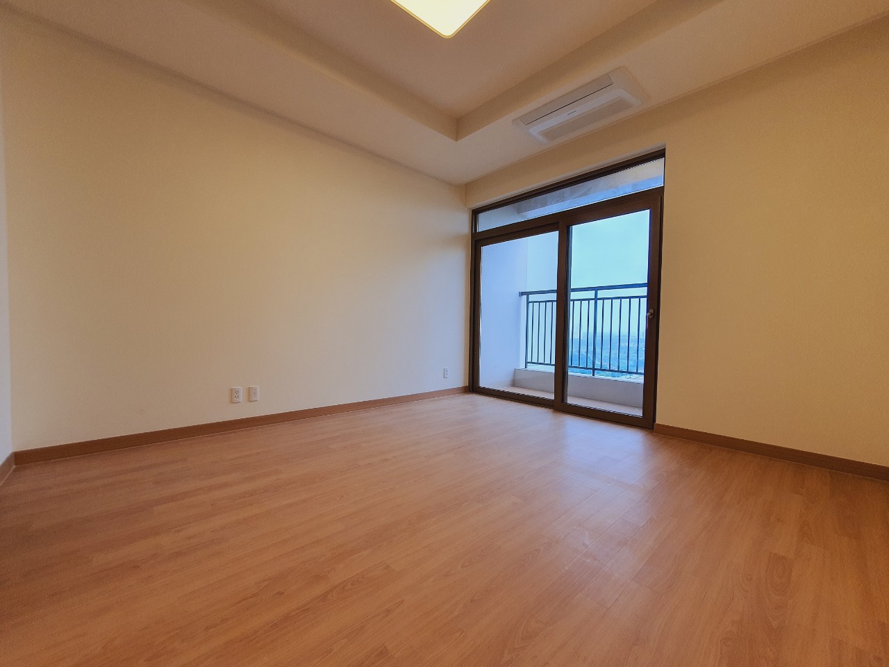 Bán căn hộ 2 phòng ngủ view cực đẹp và thoáng tòa 902 chung cư Starlake 4