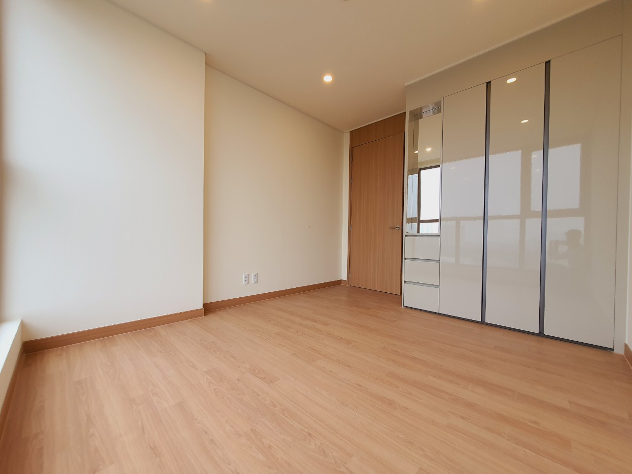Bán căn hộ 2 phòng ngủ view cực đẹp và thoáng tòa 902 chung cư Starlake 5