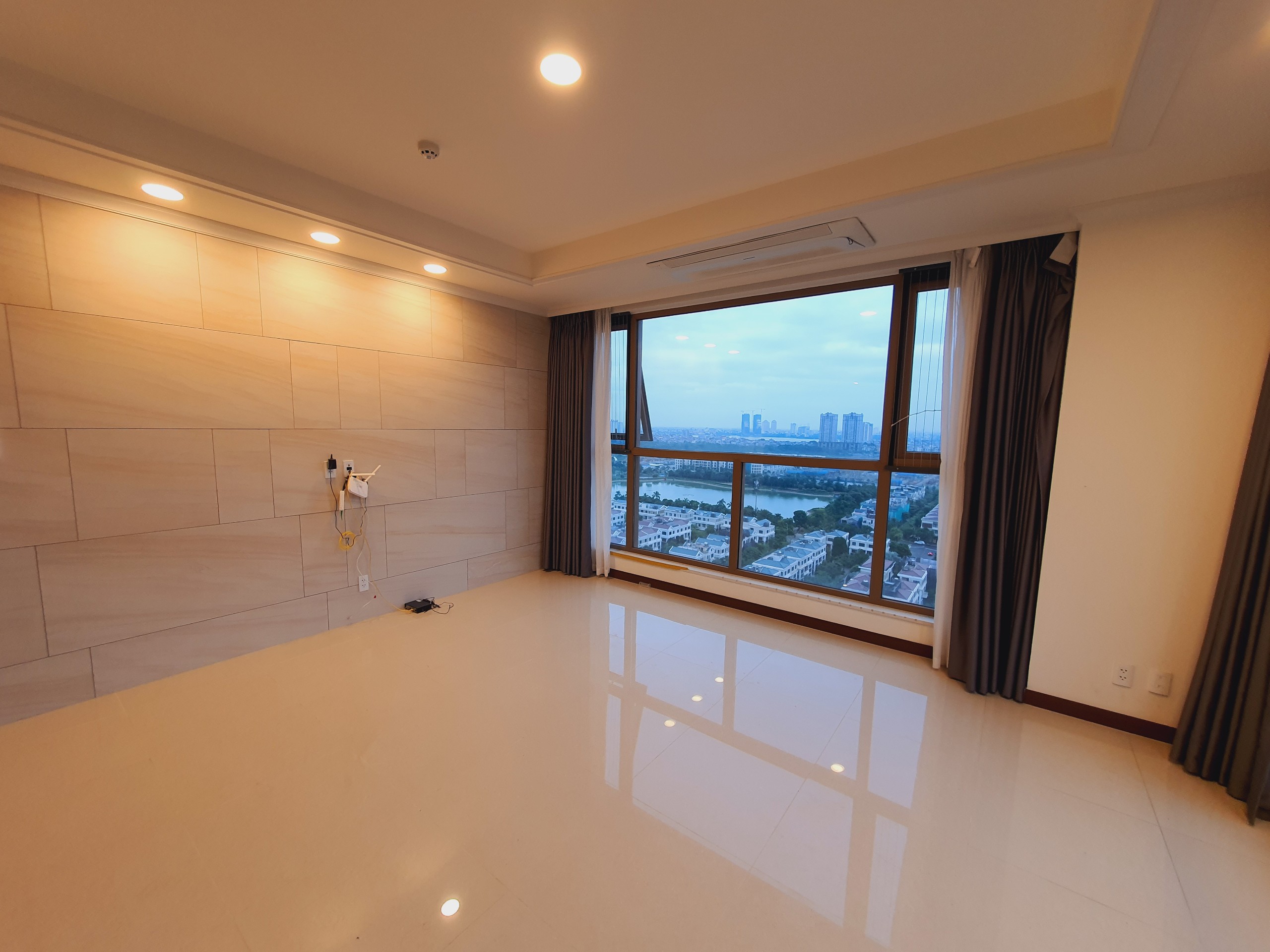 Bán căn hộ 3 phòng ngủ diện tích lớn nhất chung cư cáo cấp Starlake 2
