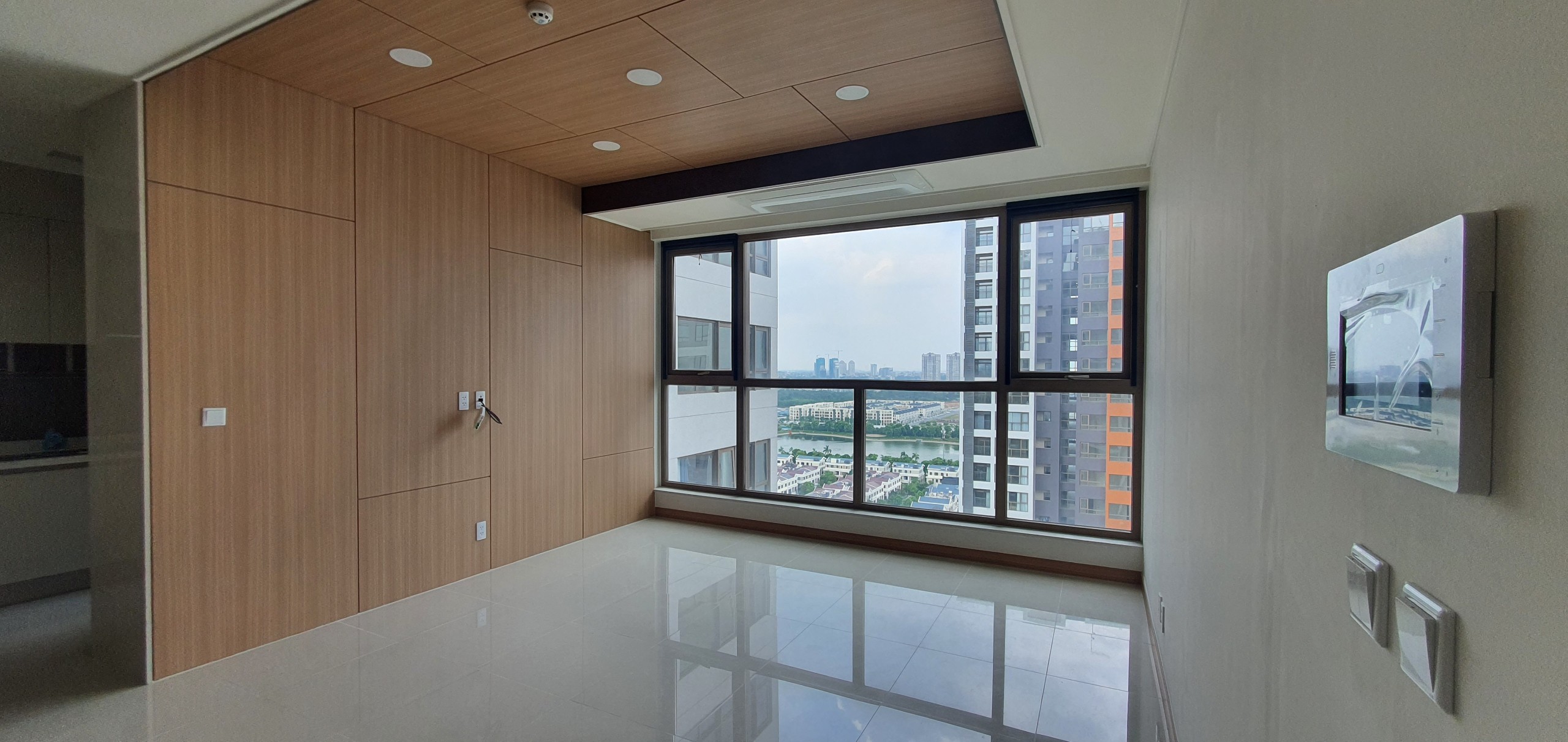 Bán cắt lỗ căn hộ 2 ngủ tầng trung đẹp, view hồ điều hòa Hồ Tây. 1