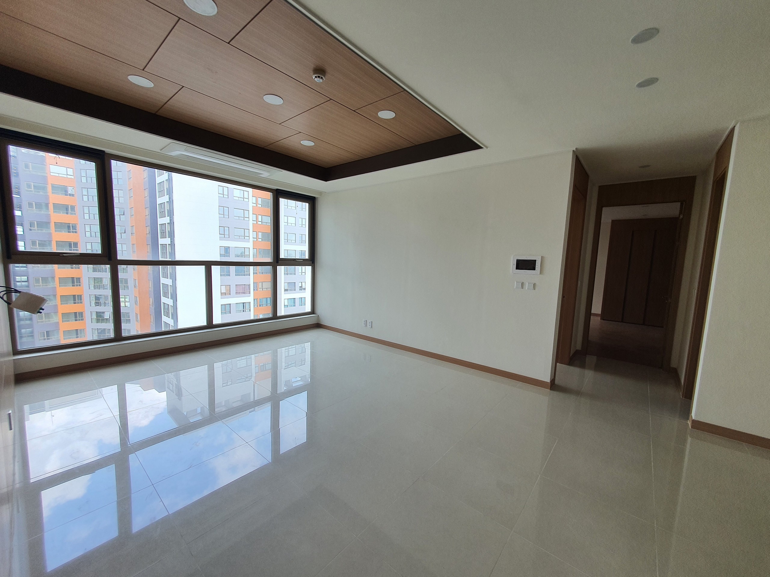Bán cắt lỗ căn hộ 2 ngủ tầng trung đẹp, view hồ điều hòa Hồ Tây. 3