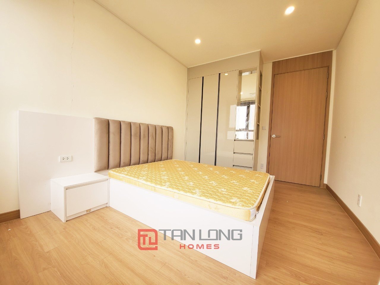 Cần bán căn 2 ngủ 98m2 tầng cao view hồ tòa 902 Starlake 4