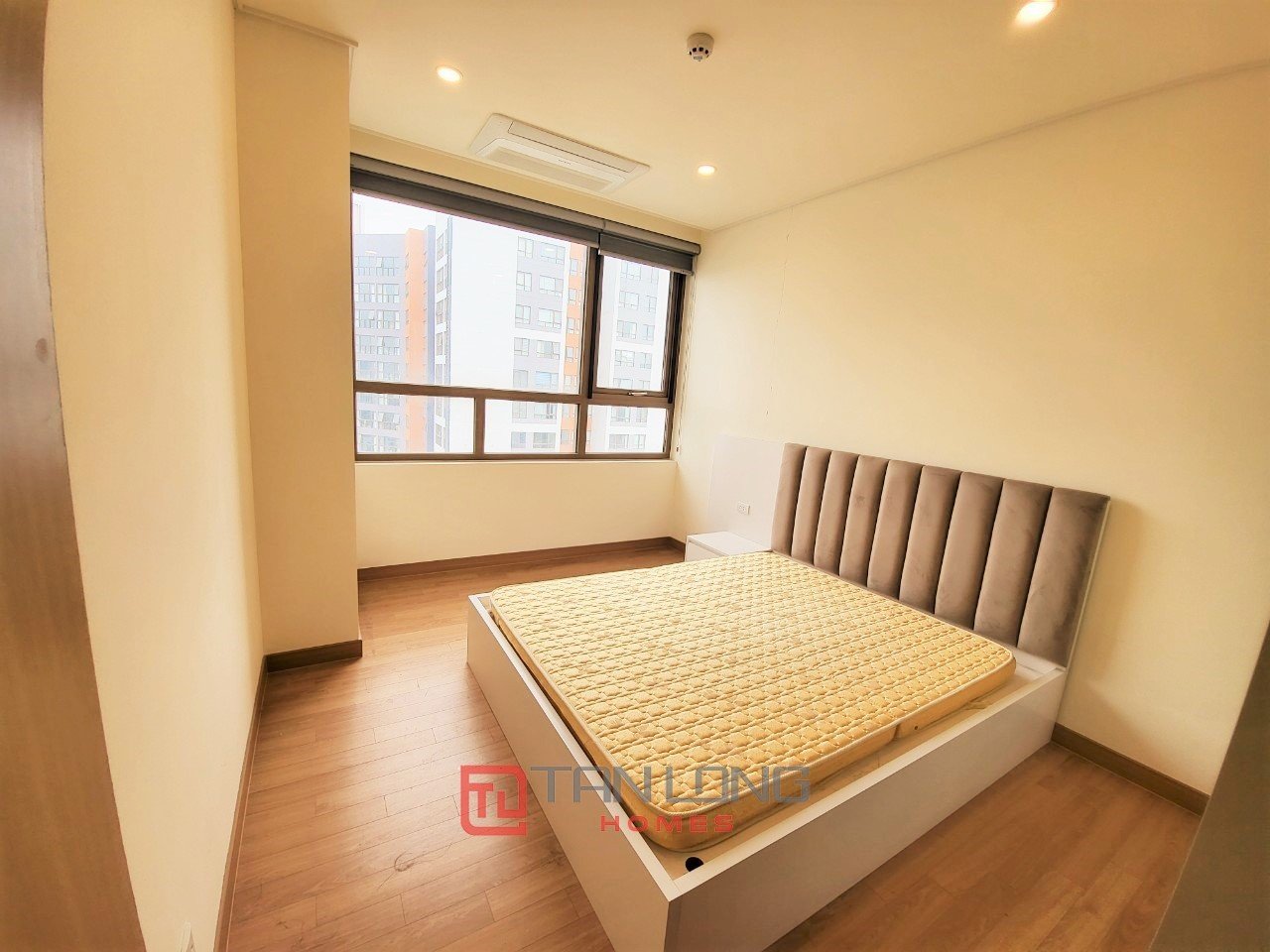 Cần bán căn 2 ngủ 98m2 tầng cao view hồ tòa 902 Starlake 5