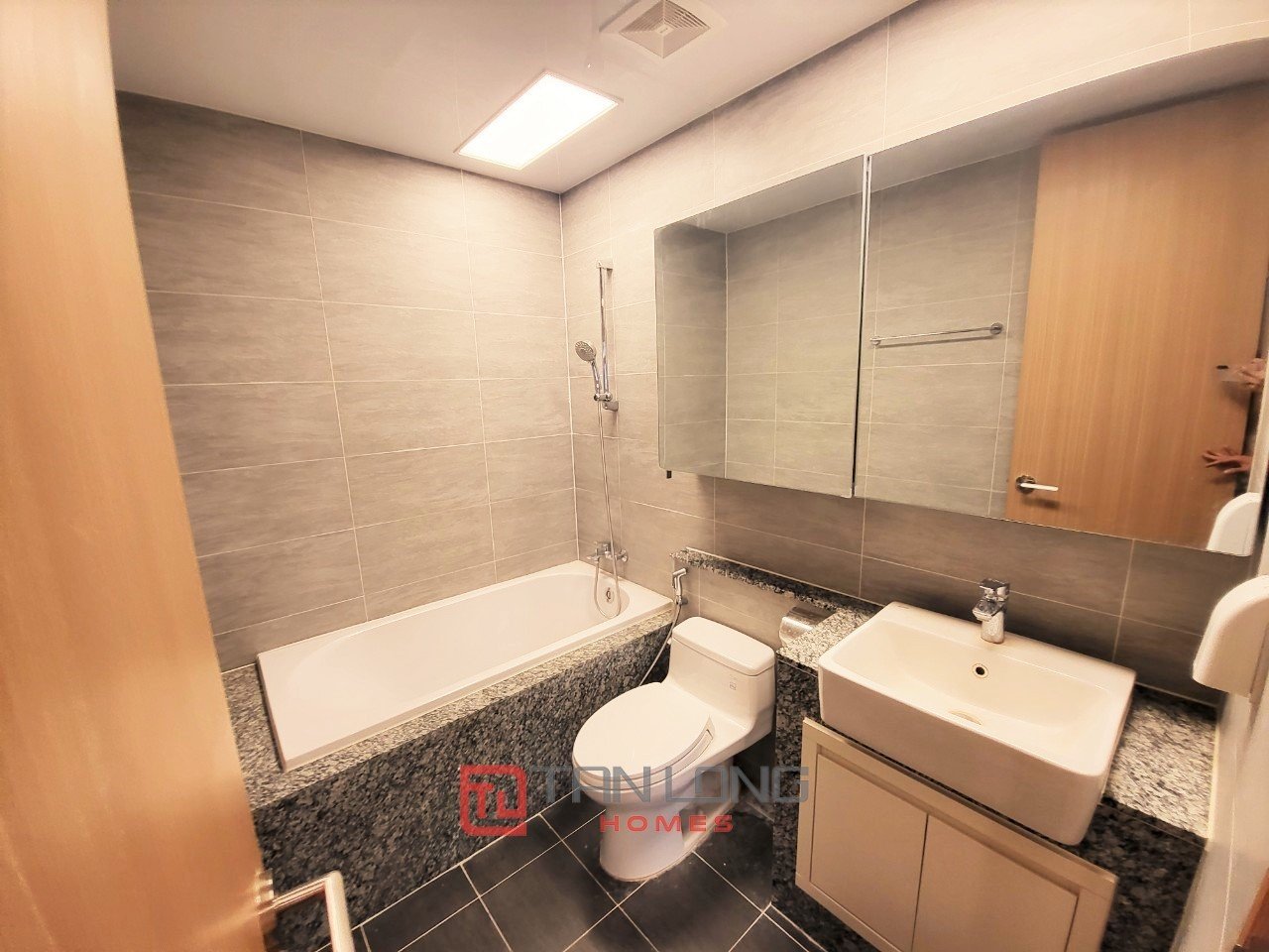 Cần bán căn 2 ngủ 98m2 tầng cao view hồ tòa 902 Starlake 8