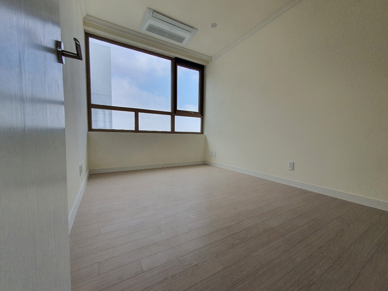 cần bán căn hộ 03 phòng ngủ đẹp gấp 5