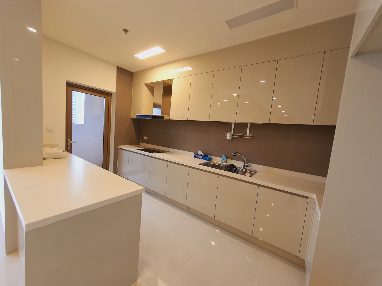 Cần bán căn hộ 2PN 100.95m2 giá cực tốt bao thuế phí chung cư Starlake 5