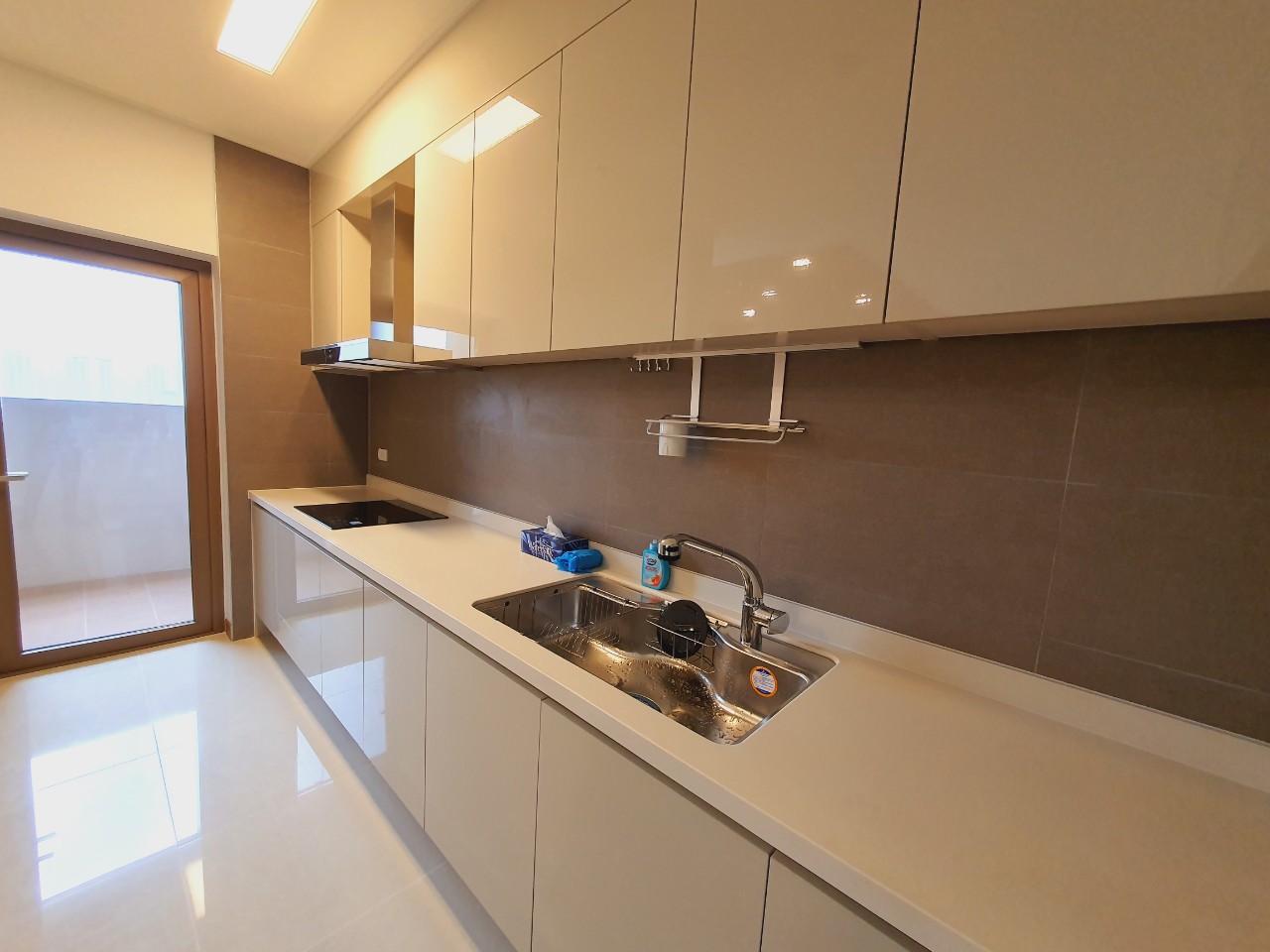 Cần bán căn hộ 2PN 100.95m2 giá cực tốt bao thuế phí chung cư Starlake 6