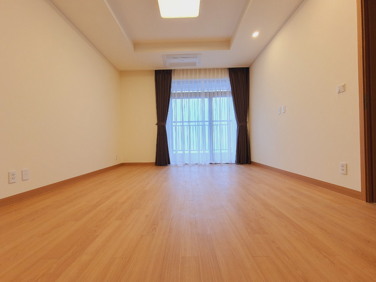 Cần bán căn hộ 2PN 100.95m2 giá cực tốt bao thuế phí chung cư Starlake 7