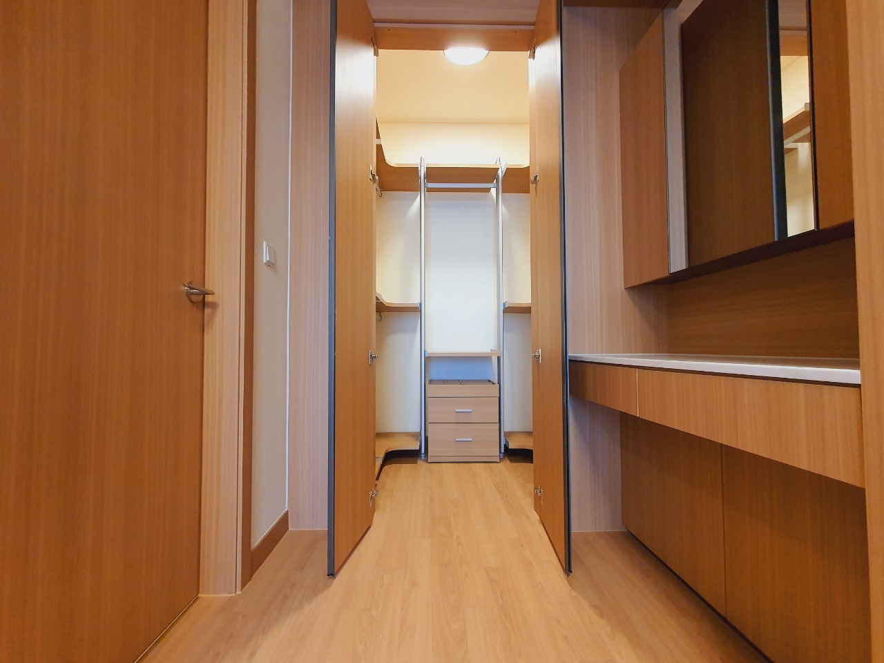 Cần bán căn hộ 2PN 100.95m2 giá cực tốt bao thuế phí chung cư Starlake 8
