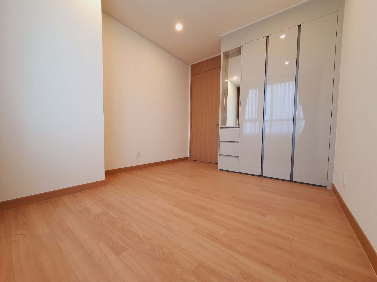 Cần bán căn hộ 2PN 100.95m2 giá cực tốt bao thuế phí chung cư Starlake 9