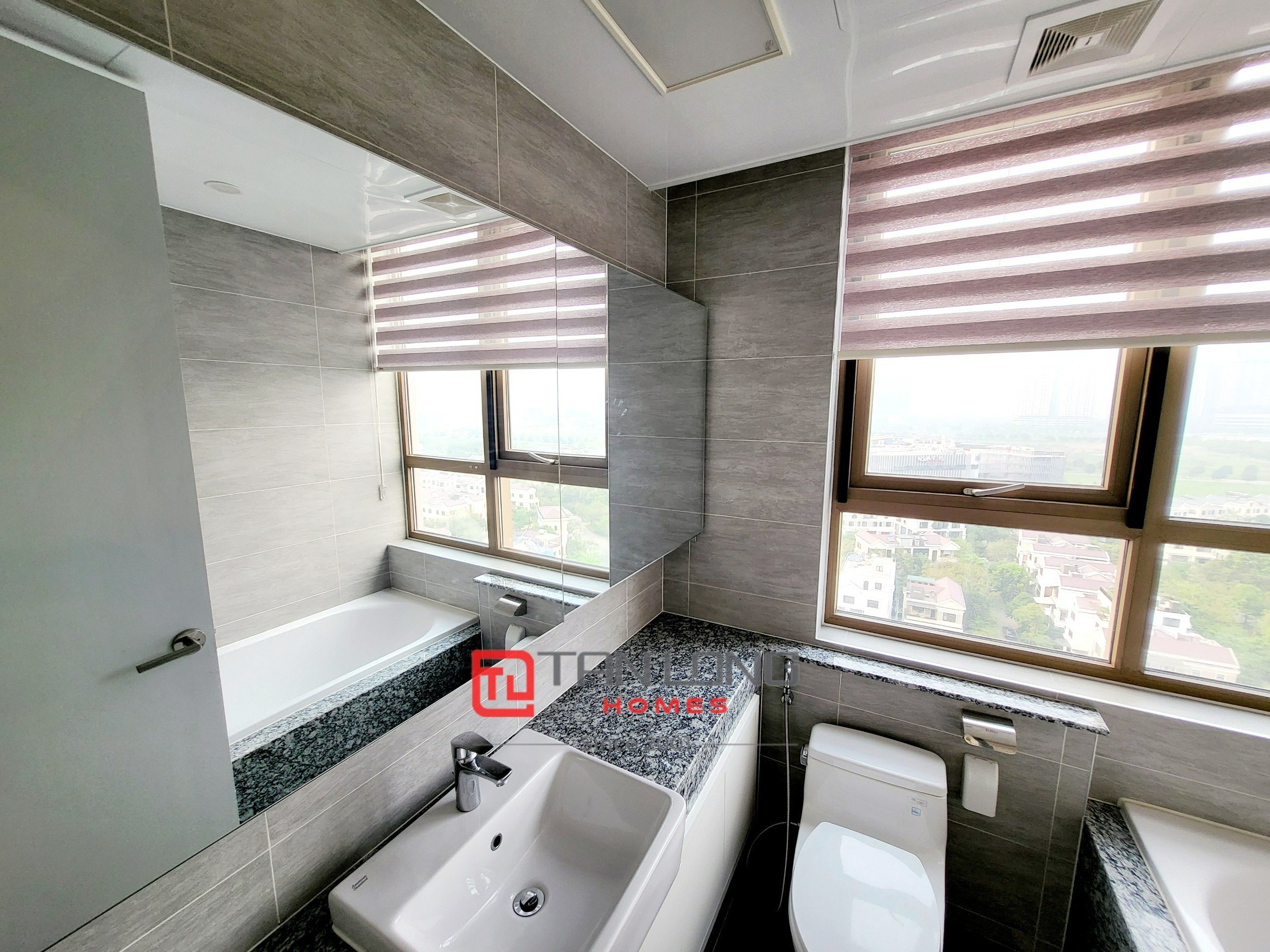 Cần bán căn hộ 3 ngủ 113m2 tầng cao view 2 hồ siêu HOT tại Starlake 10