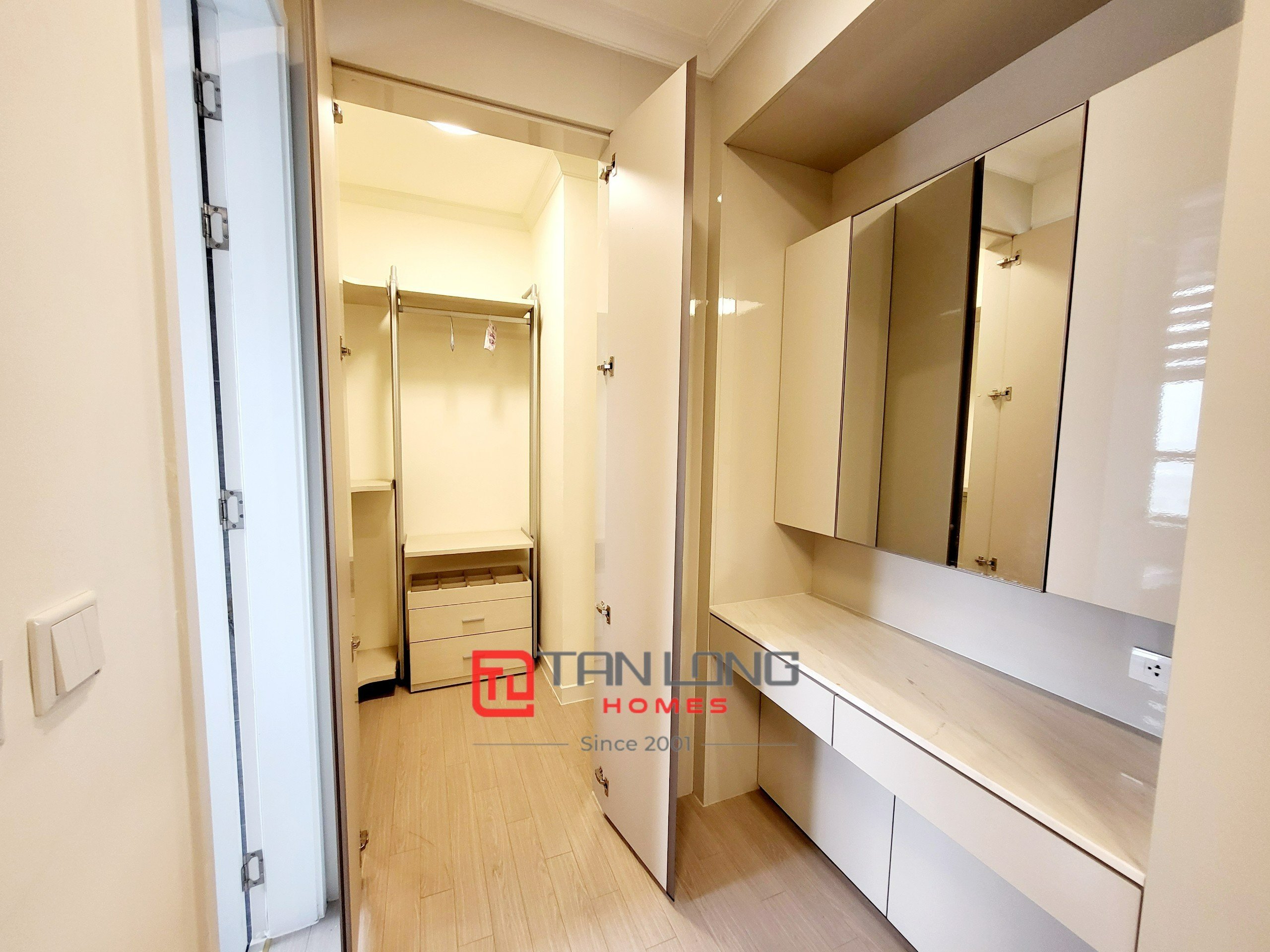 Cần bán căn hộ 3 ngủ 113m2 tầng cao view 2 hồ siêu HOT tại Starlake 8