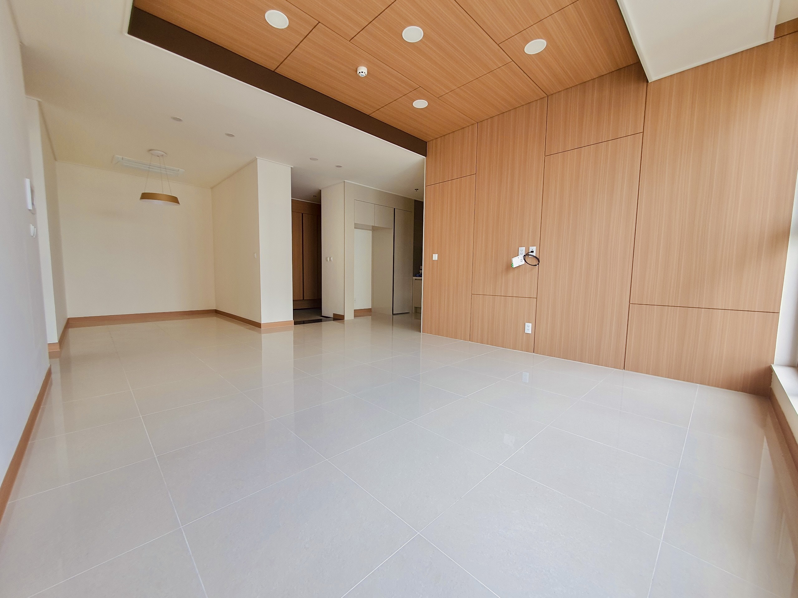 Cần bán nhanh căn 2 ngủ 98m2 nguyên bản, tầng cao view nội khu tòa 902 Starlake 1