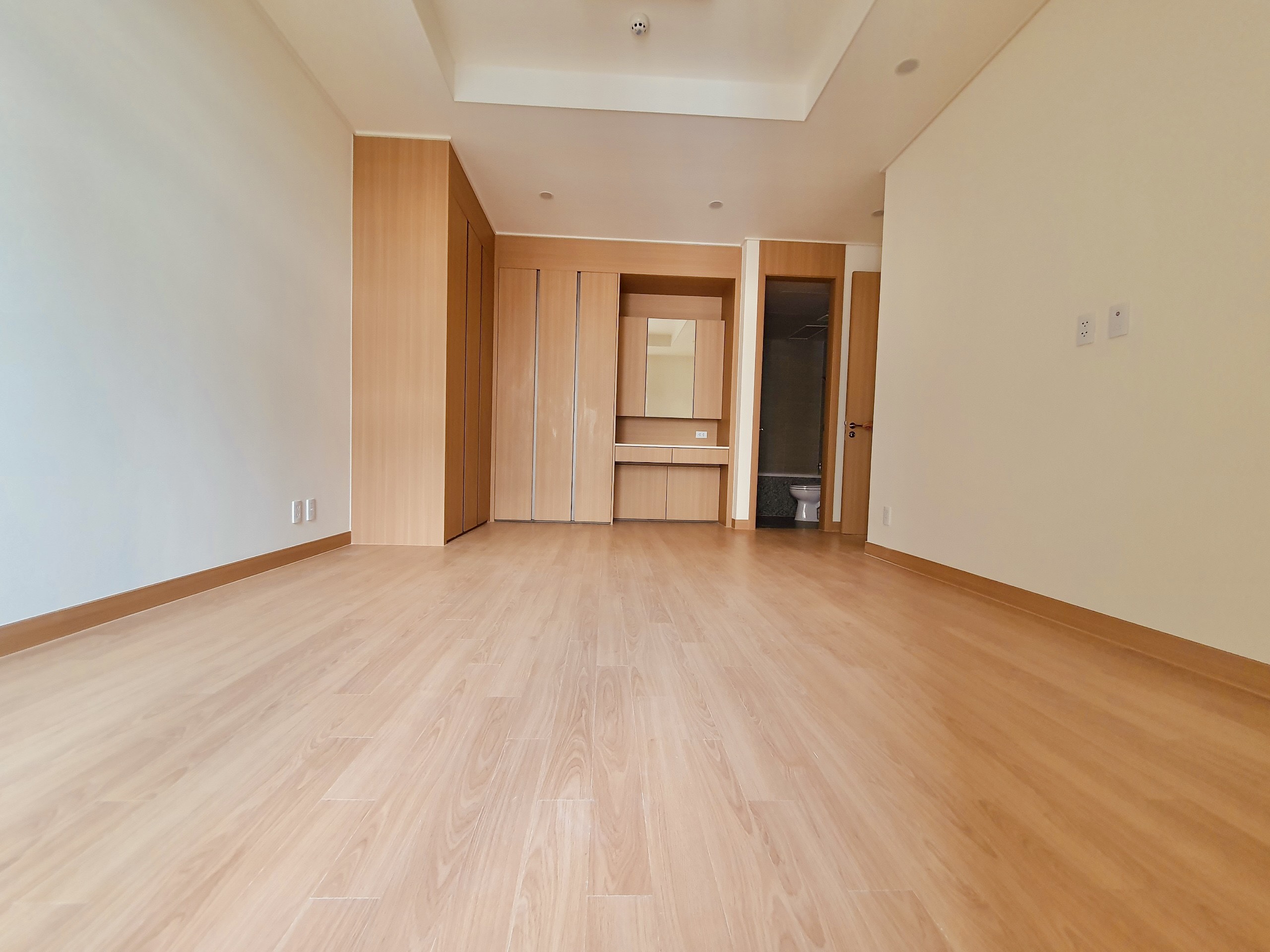 Cần bán nhanh căn 2 ngủ 98m2 nguyên bản, tầng cao view nội khu tòa 902 Starlake 5
