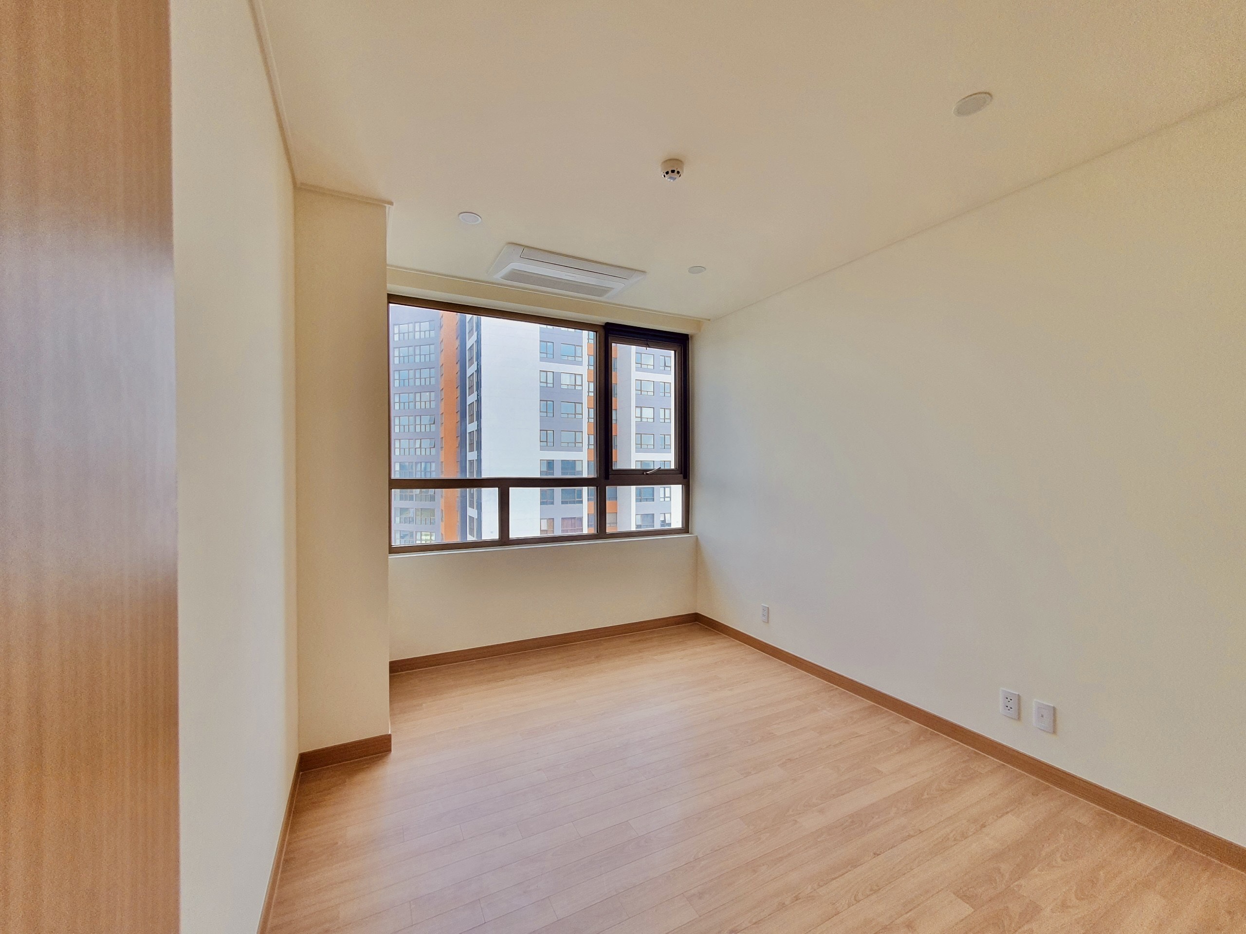 Cần bán nhanh căn 2 ngủ 98m2 nguyên bản, tầng cao view nội khu tòa 902 Starlake 6