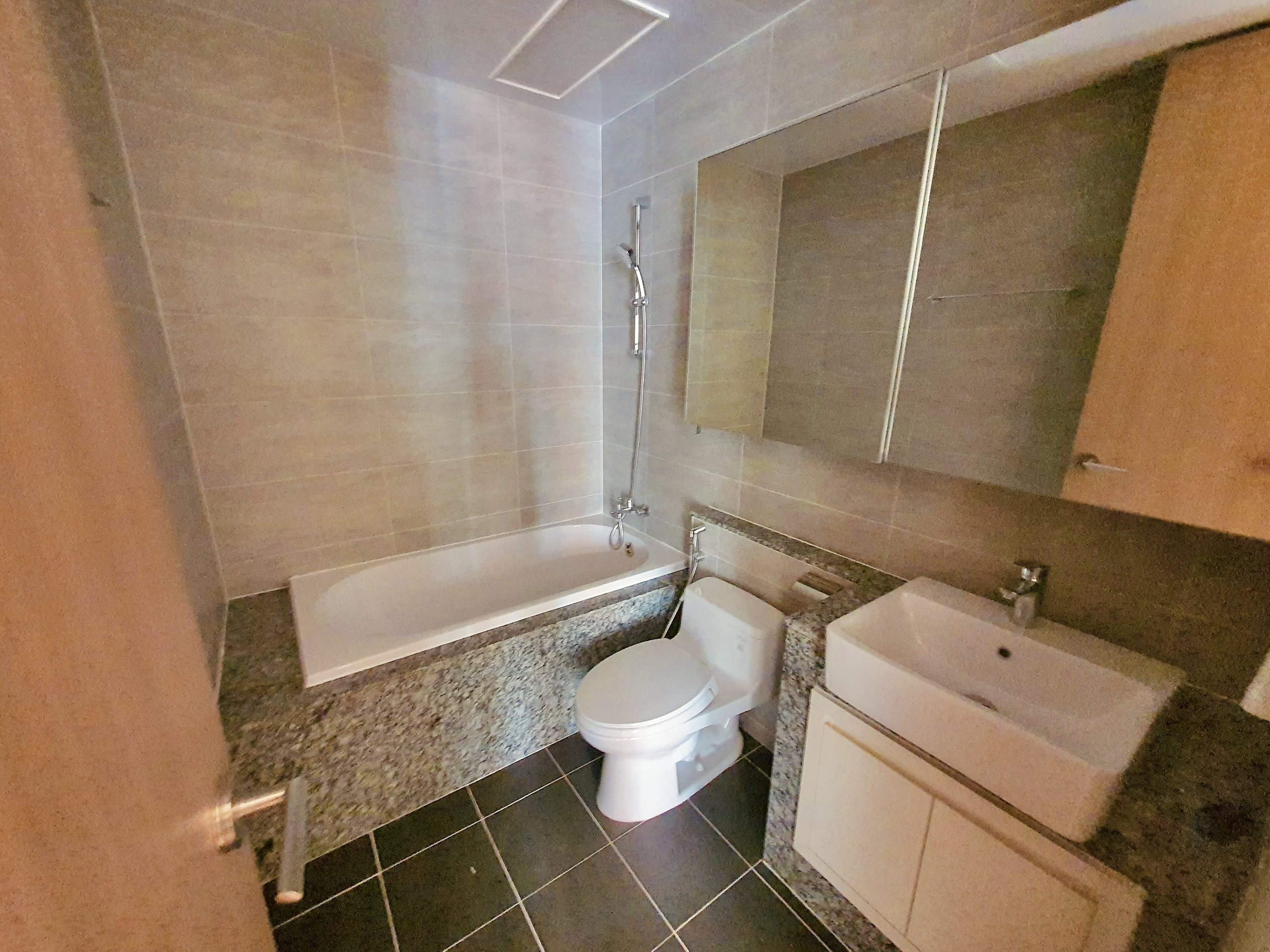Cần bán nhanh căn 2 ngủ 98m2 nguyên bản, tầng cao view nội khu tòa 902 Starlake 8