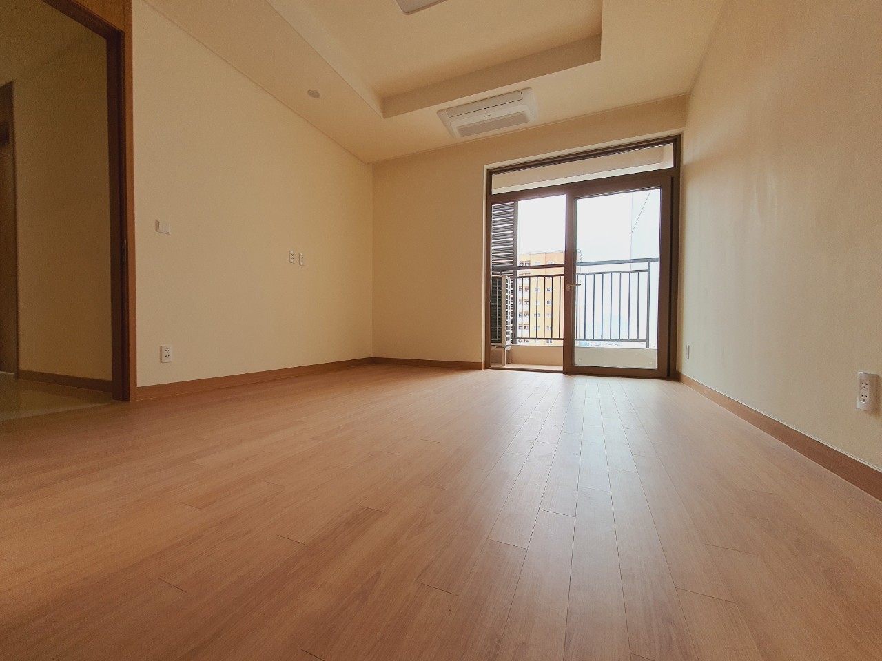 Chính chủ bán căn hộ 2 phòng ngủ 100m2 giá cực tốt chung cư Starlake 10