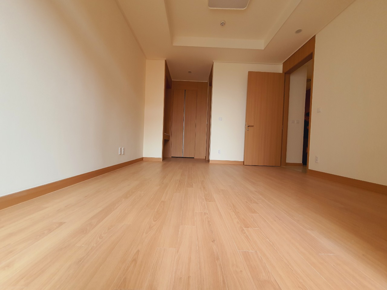 Chính chủ bán căn hộ 2 phòng ngủ 100m2 giá cực tốt chung cư Starlake 11