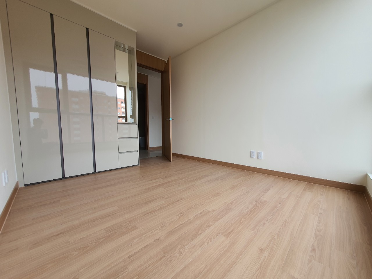 Chính chủ bán căn hộ 2 phòng ngủ 100m2 giá cực tốt chung cư Starlake 8