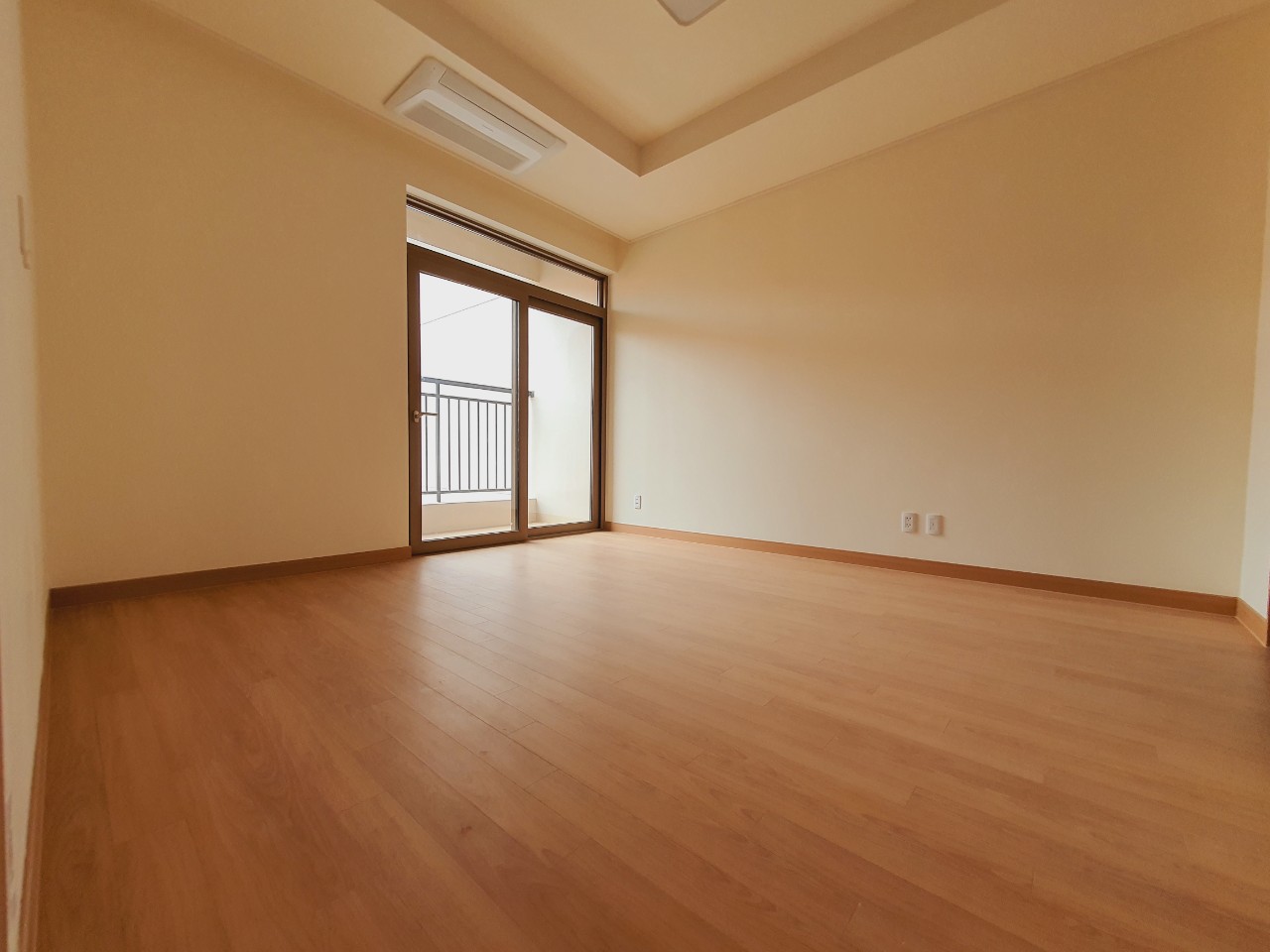 Chính chủ bán căn hộ 2 phòng ngủ 100m2 giá cực tốt chung cư Starlake 9