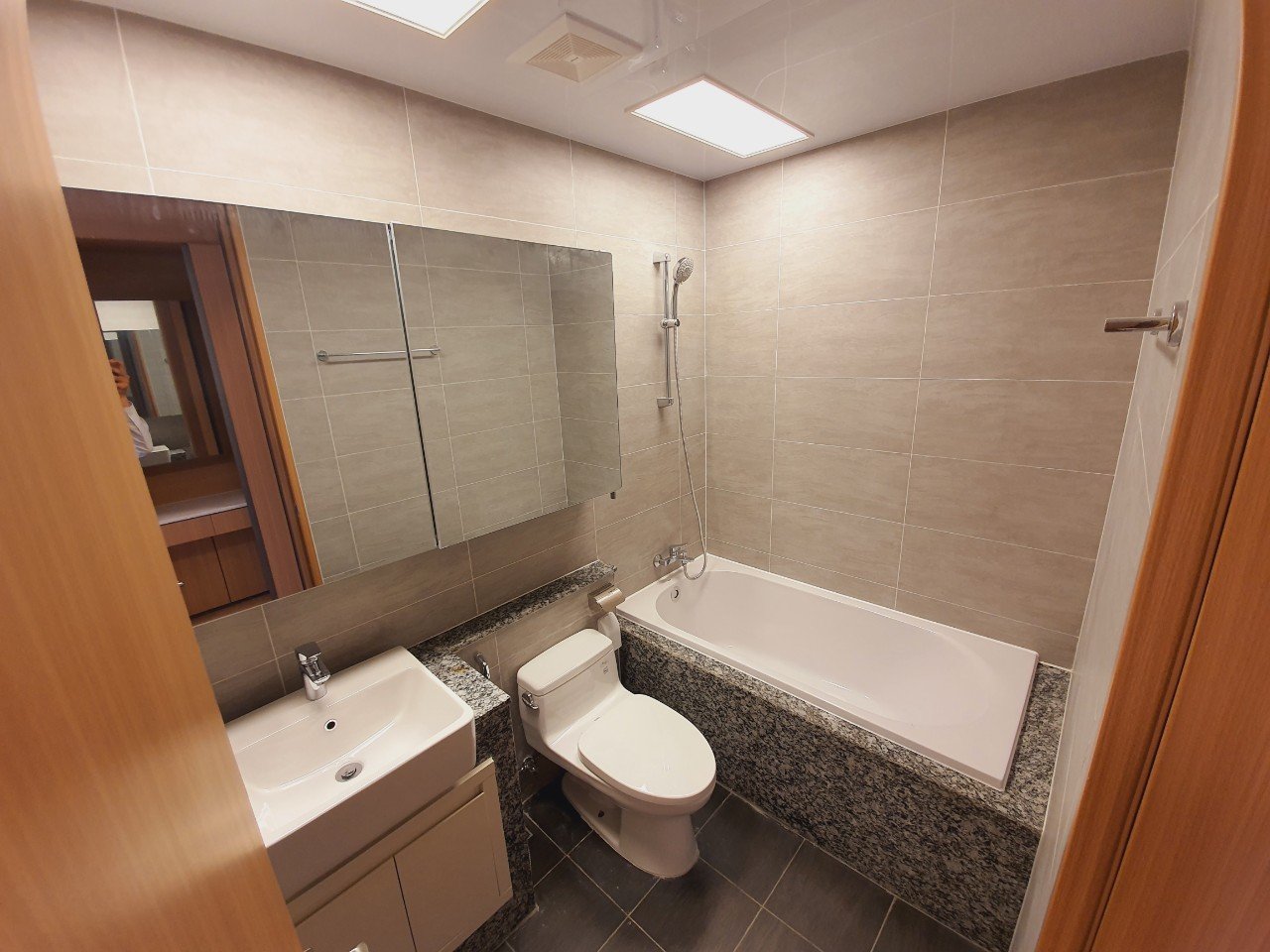 Chính chủ bán căn hộ 2PN loại D diện tích to nhất chung cư Starlake Tây Hồ Tây 9