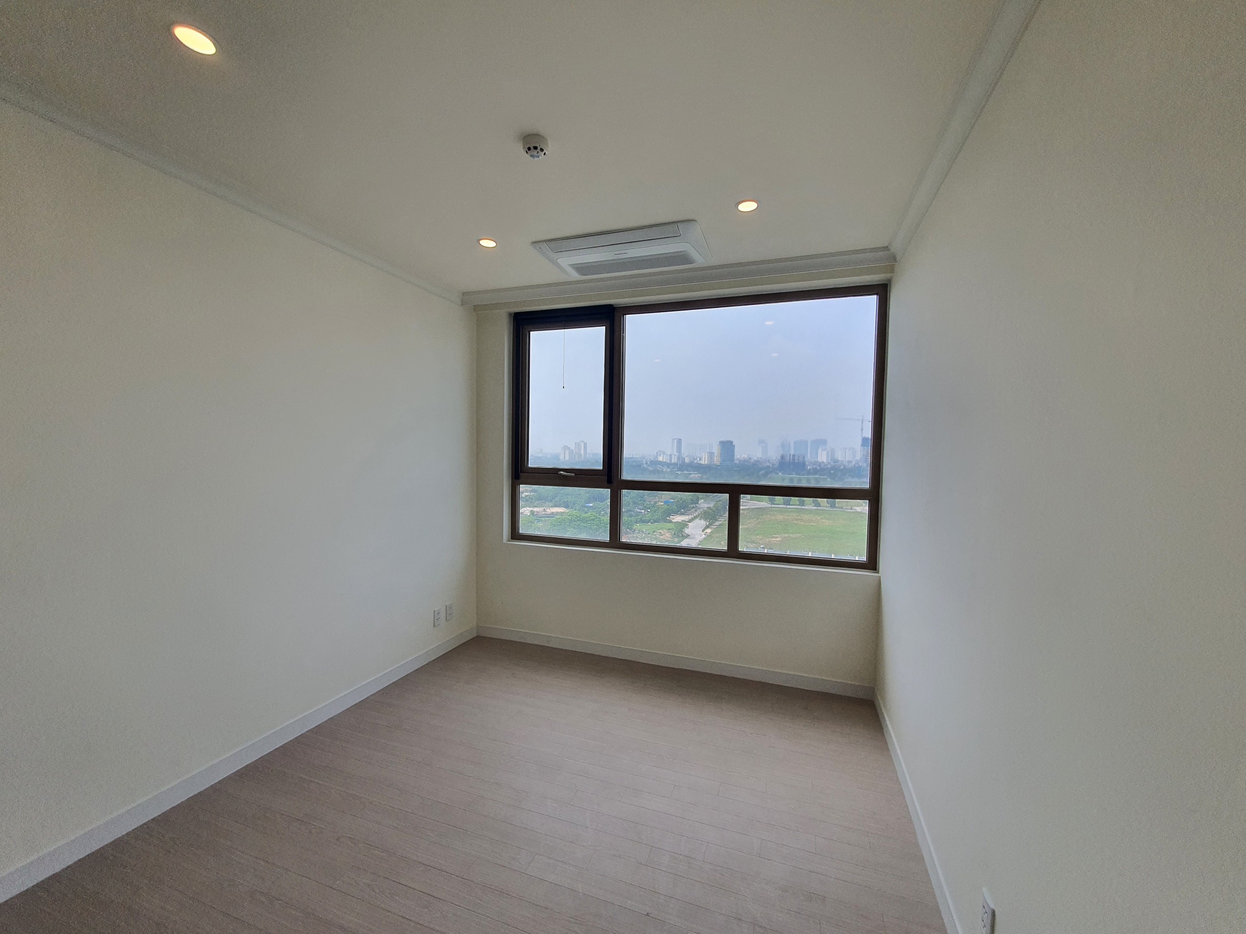Chính chủ bán căn hộ loại G tầng trung đã có sổ đỏ chung cư Starlake 4