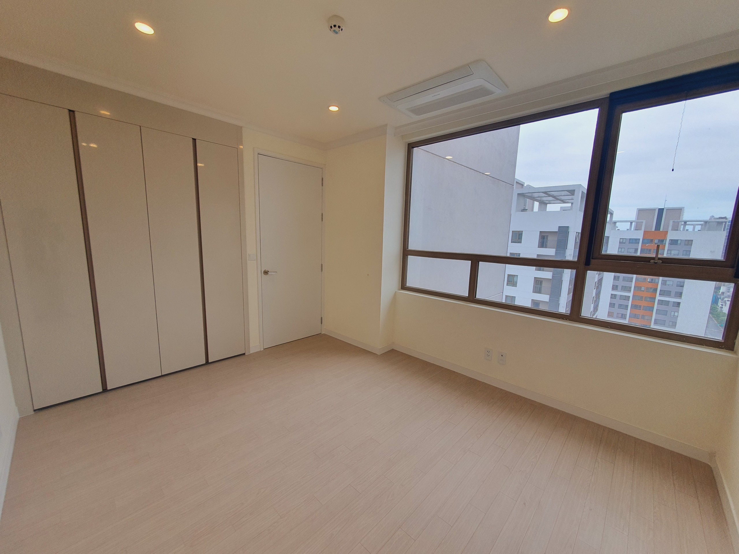 Chính chủ bán nhanh căn G5 tầng cao tòa 901B chung cư cao cấp Starlake 3