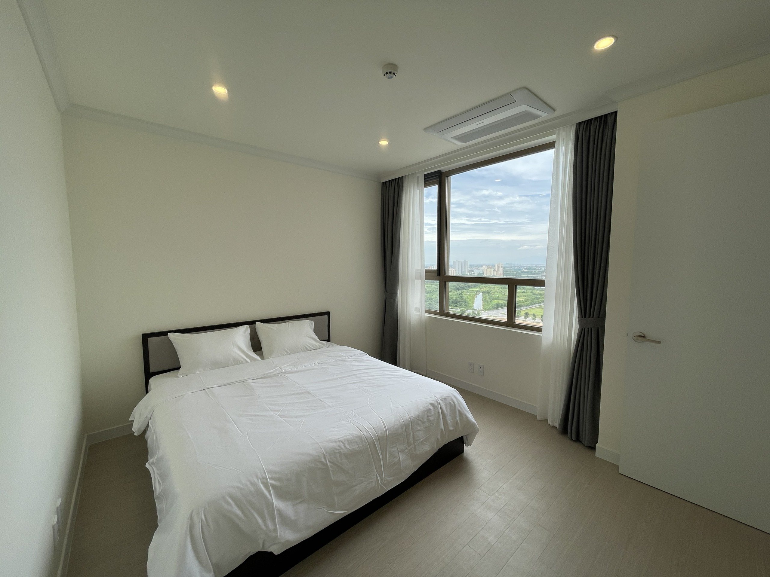 chính chủ cho thuê căn hộ 03 ngủ đủ đồ đẹp 2