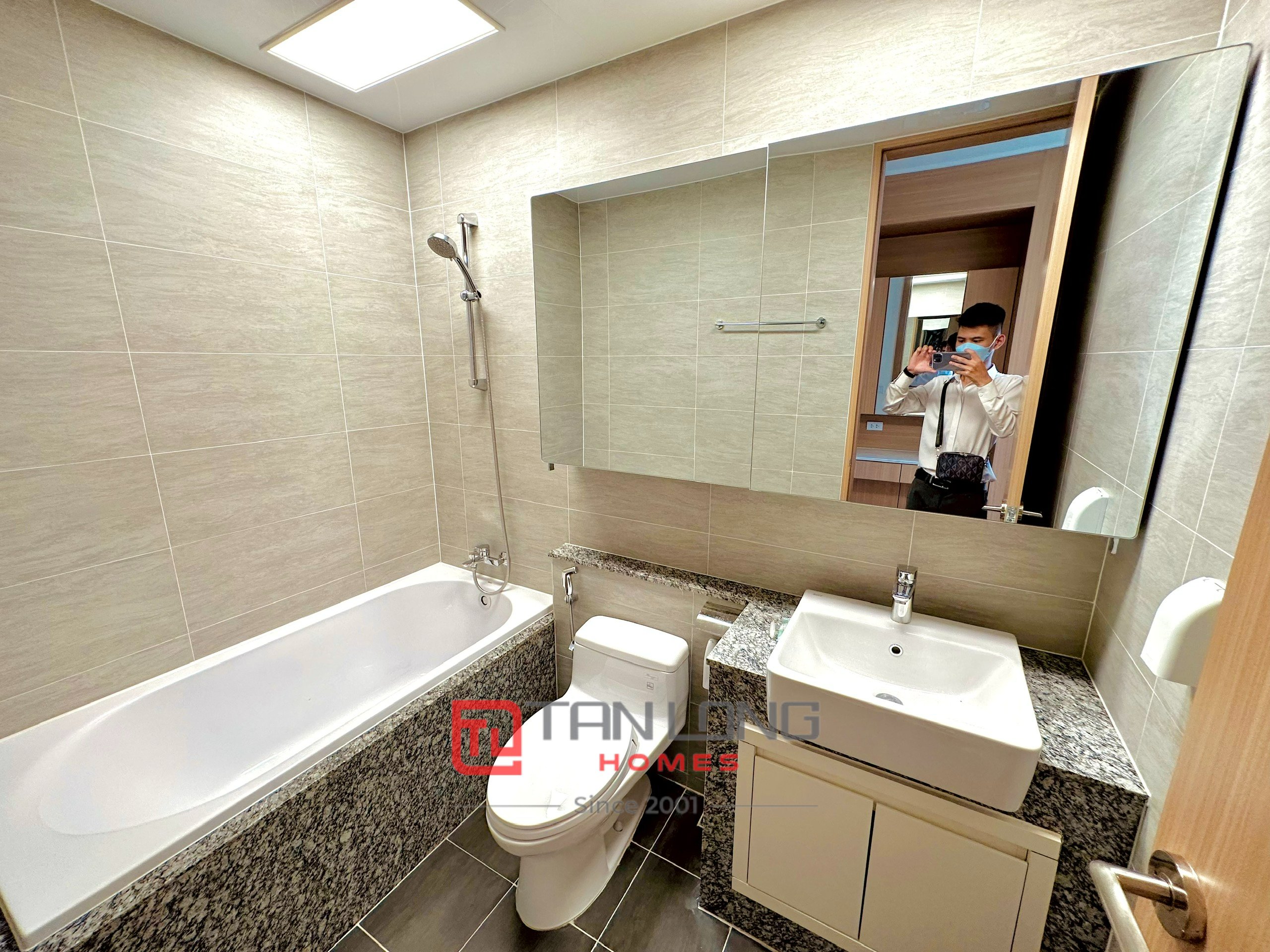 Chính chủ cho thuê căn hộ cao cấp 2 ngủ 91m2 view biệt thự tòa 902 Starlake 10