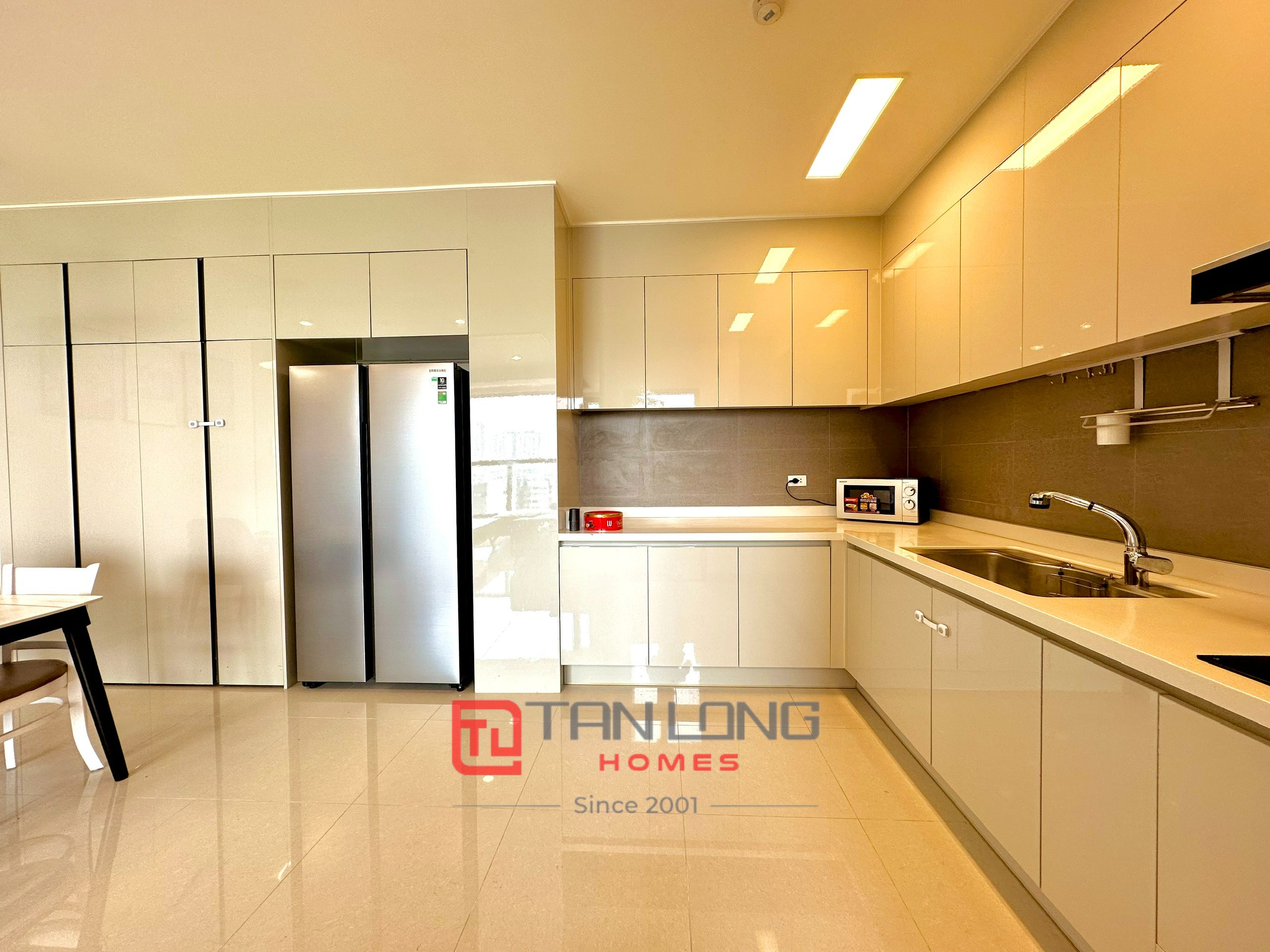 Chính chủ cho thuê căn hộ cao cấp 2 ngủ 91m2 view biệt thự tòa 902 Starlake 4