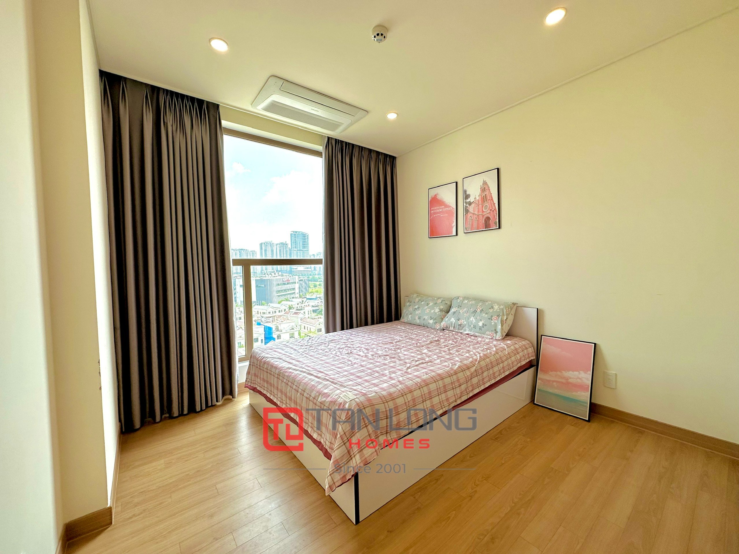Chính chủ cho thuê căn hộ cao cấp 2 ngủ 91m2 view biệt thự tòa 902 Starlake 8