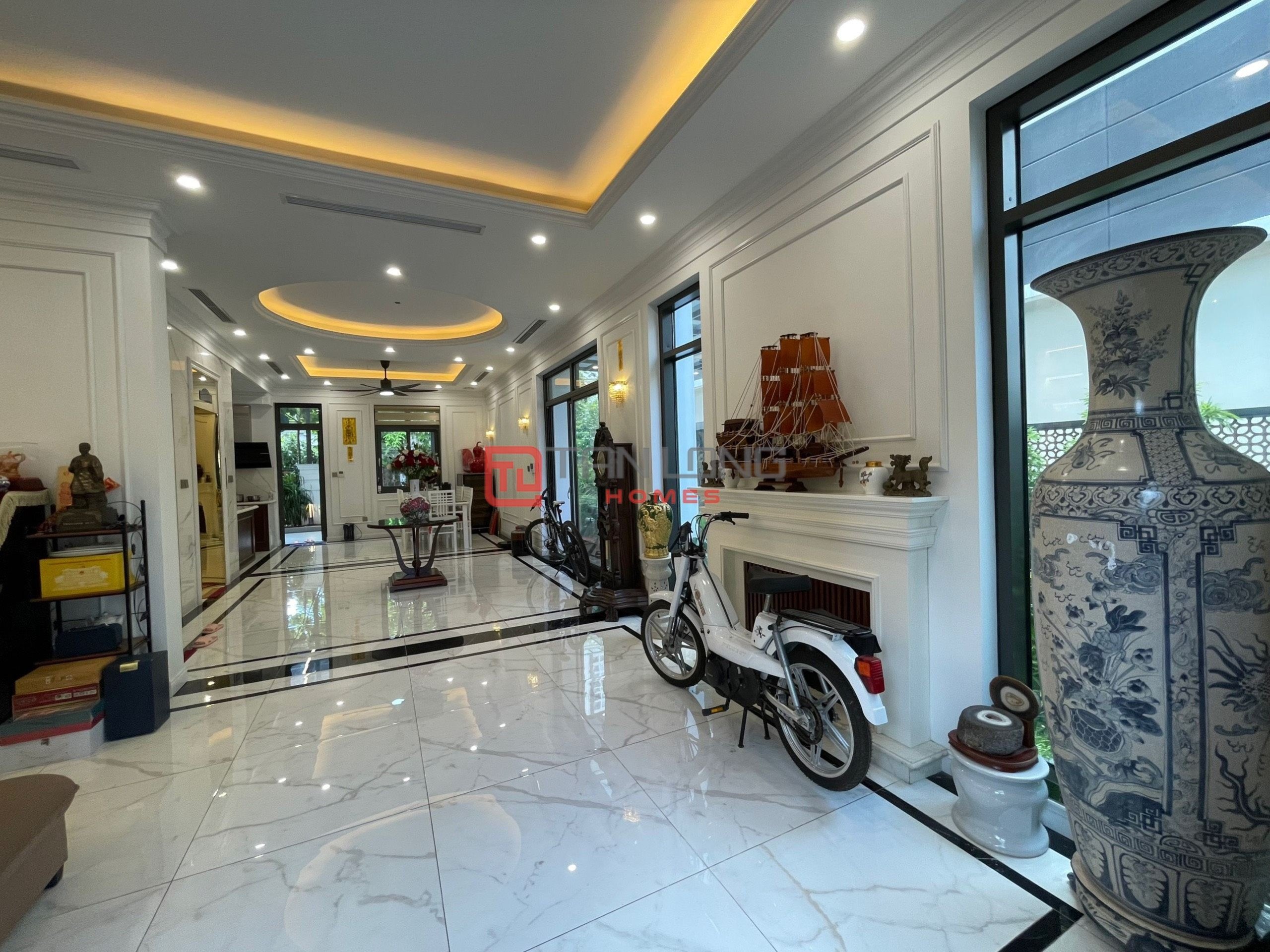 Cho thuê biệt thự 215m2 x 3 tầng full đồ đẳng cấp, mới đẹp tại Starlake 1