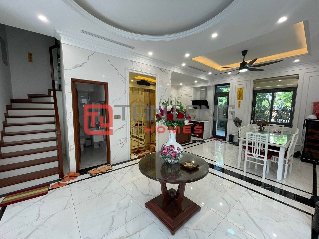 Cho thuê biệt thự 215m2 x 3 tầng full đồ đẳng cấp, mới đẹp tại Starlake 2