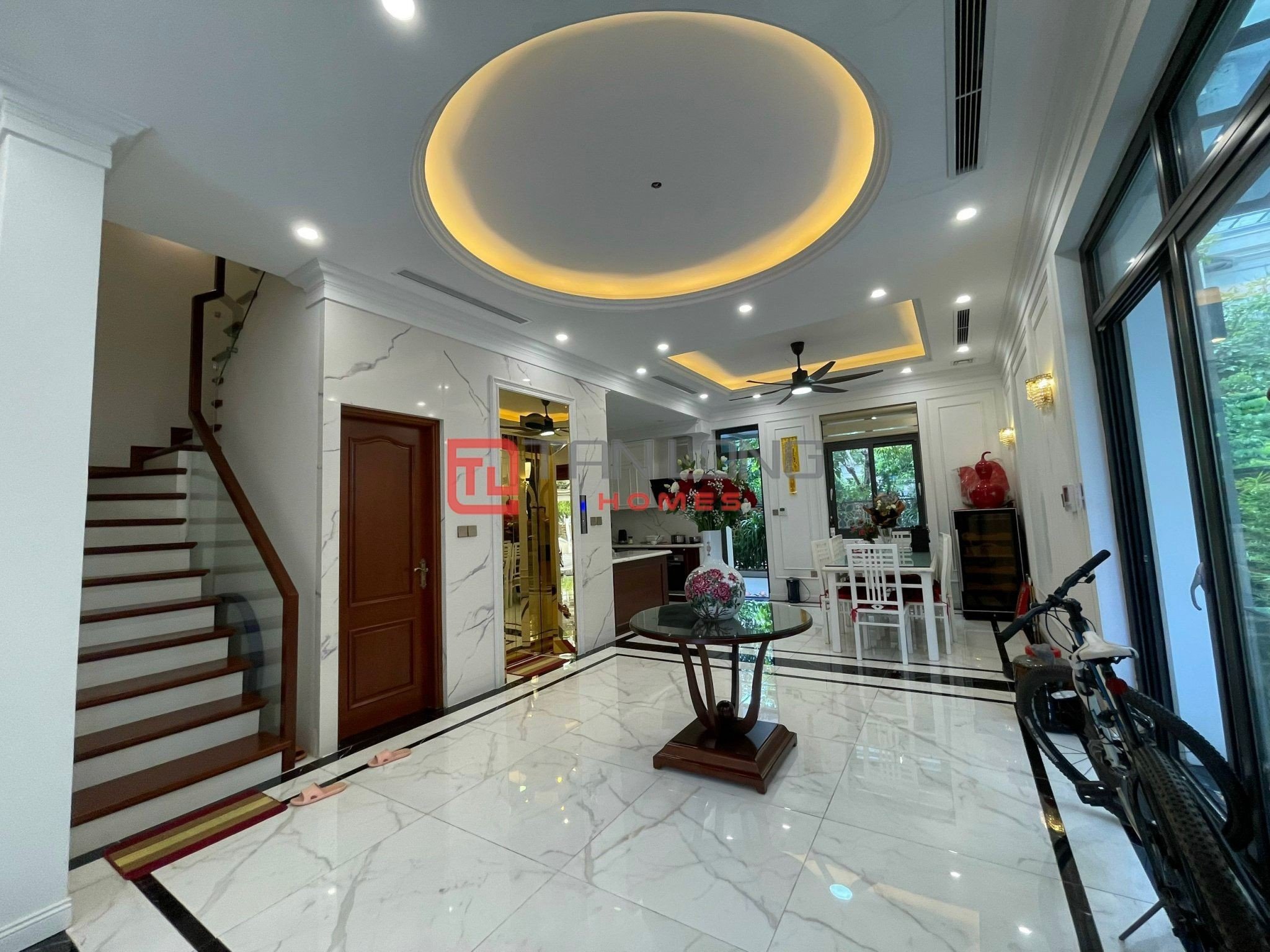 Cho thuê biệt thự 215m2 x 3 tầng full đồ đẳng cấp, mới đẹp tại Starlake 3