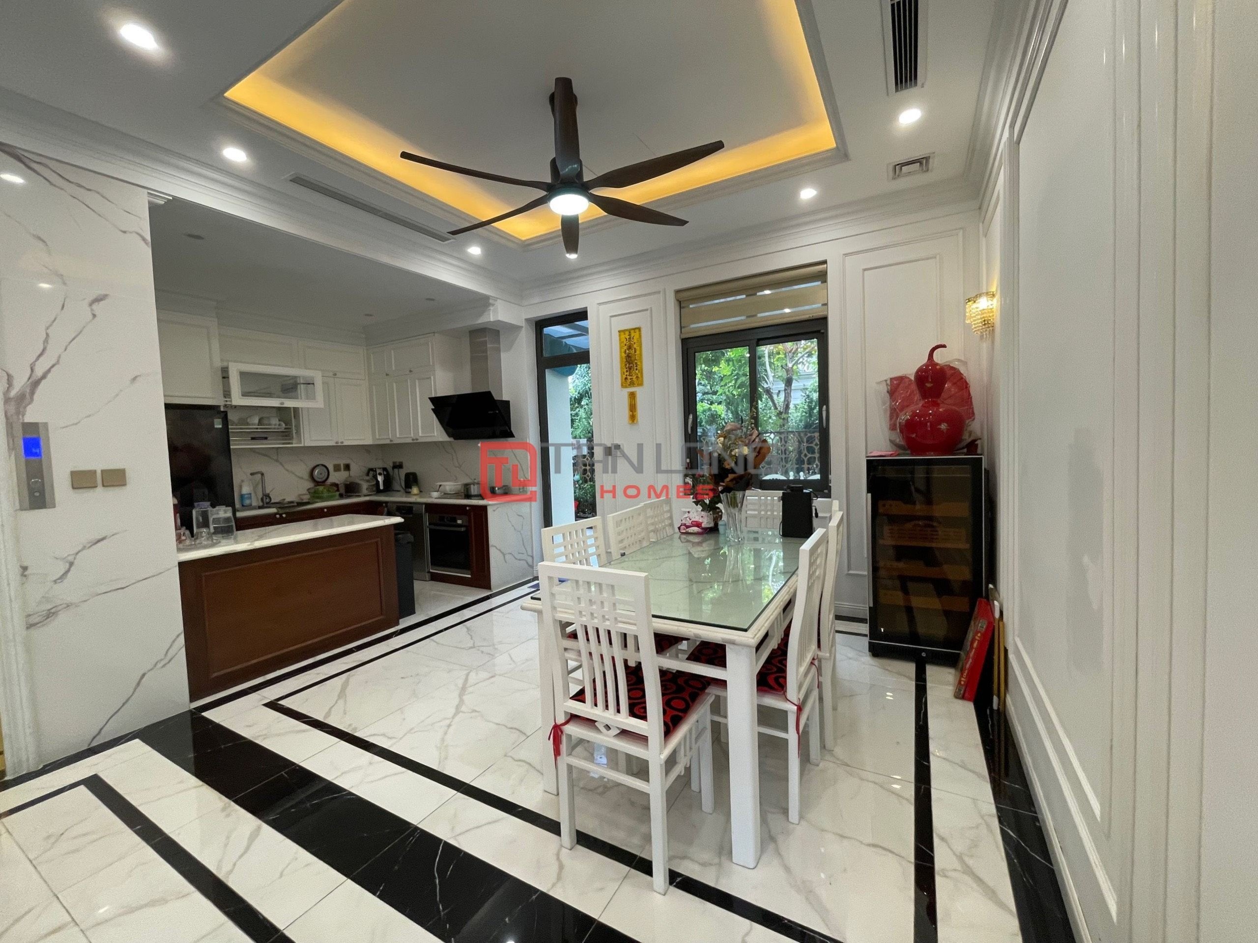 Cho thuê biệt thự 215m2 x 3 tầng full đồ đẳng cấp, mới đẹp tại Starlake 4