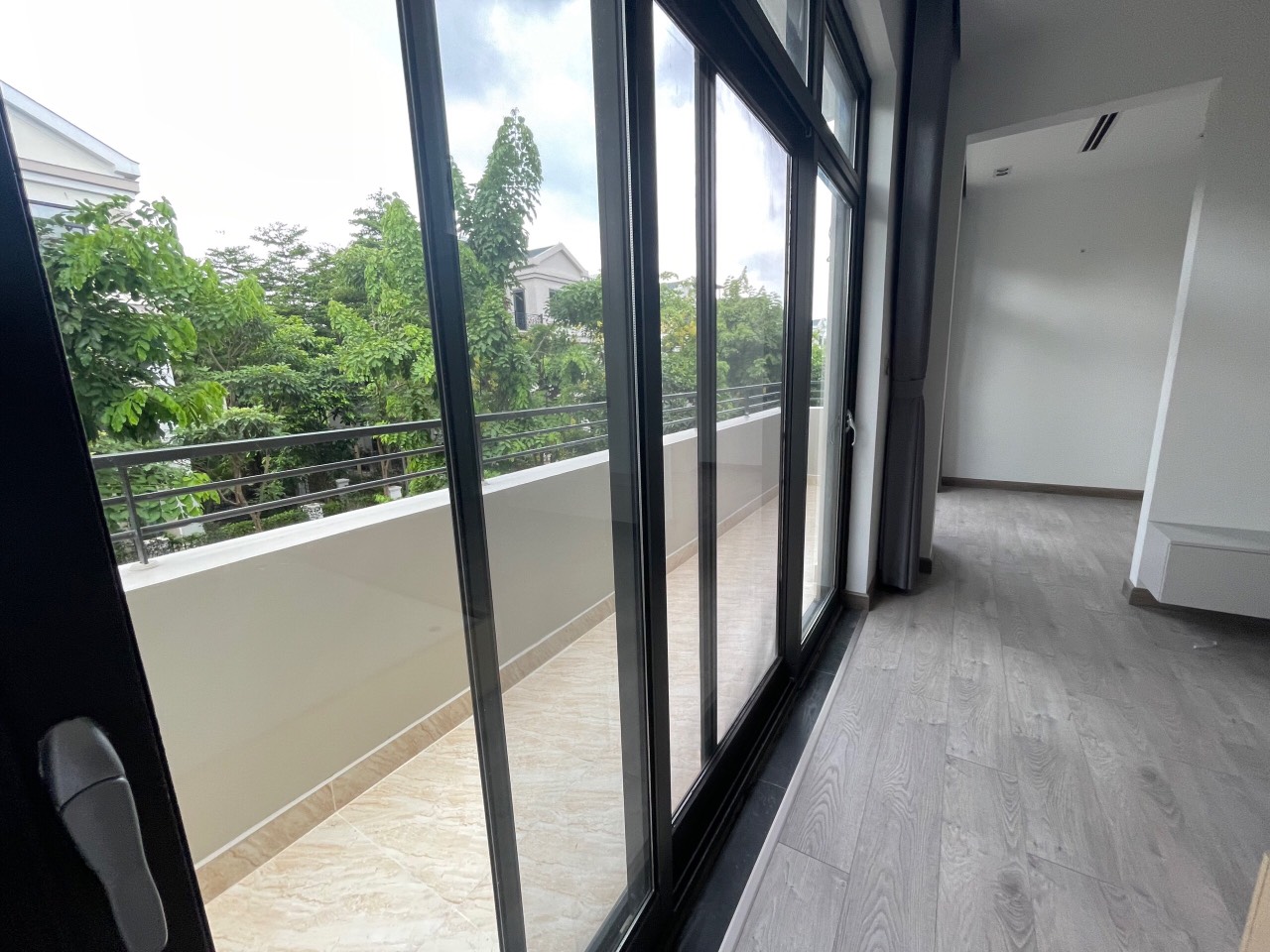 Cho thuê biệt thự 5PN/220m2 full đồ có thang máy đẳng cấp tại H11 Starlake 9