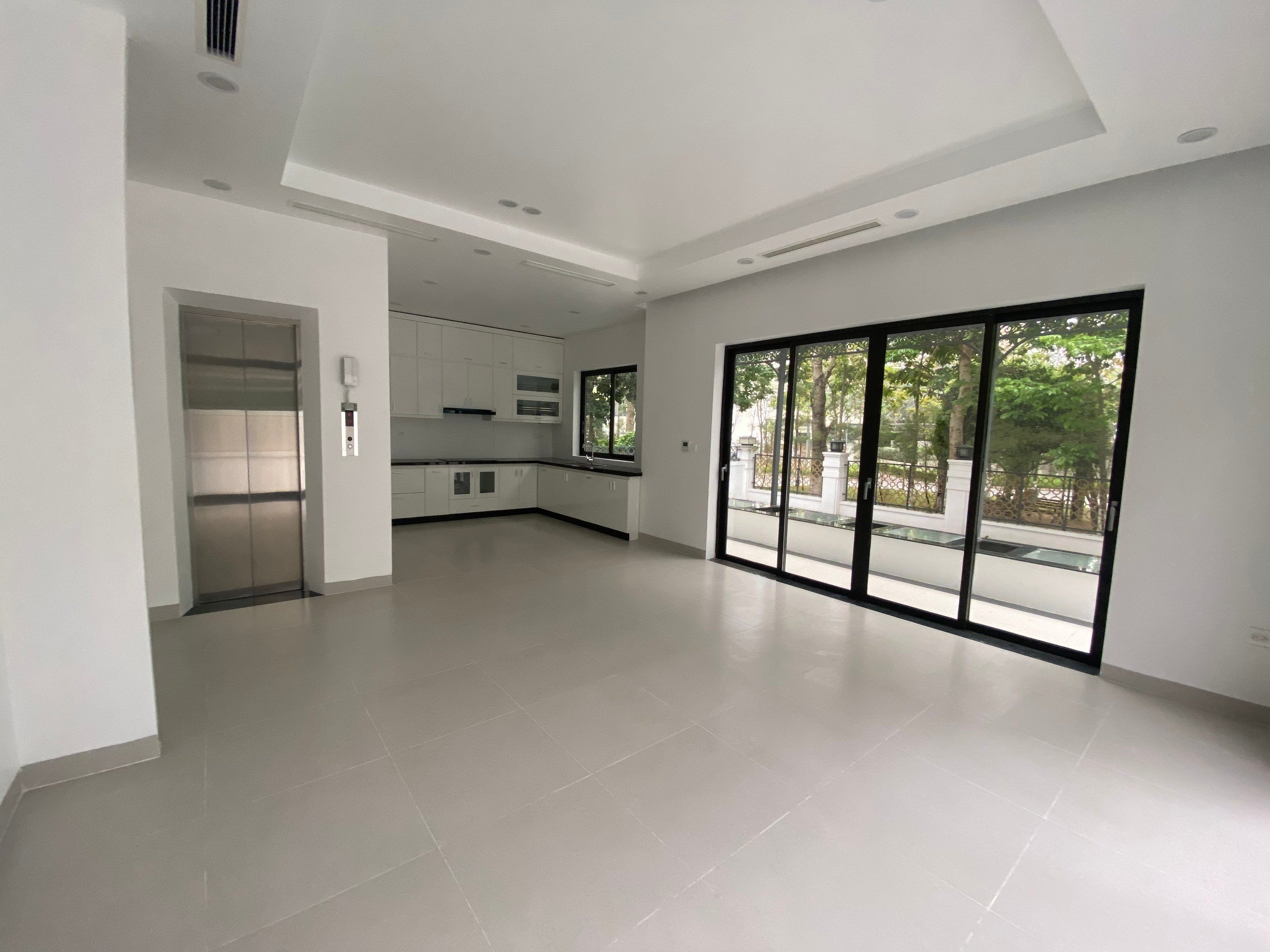 Cho thuê biệt thự đơn lập 323m2 x 4 tầng, hoàn thiện cơ bản tại Starlake 2