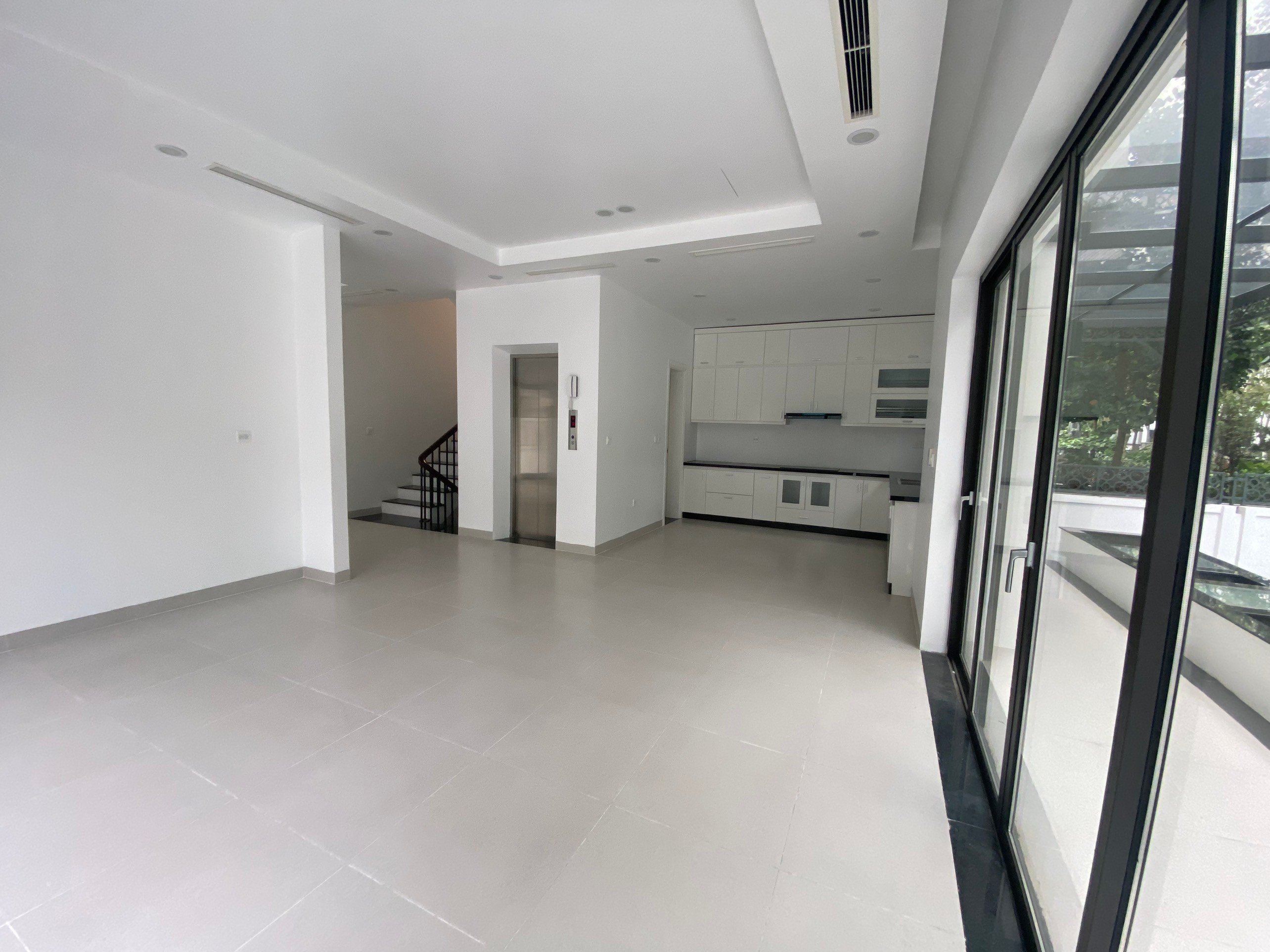 Cho thuê biệt thự đơn lập 323m2 x 4 tầng, hoàn thiện cơ bản tại Starlake 3