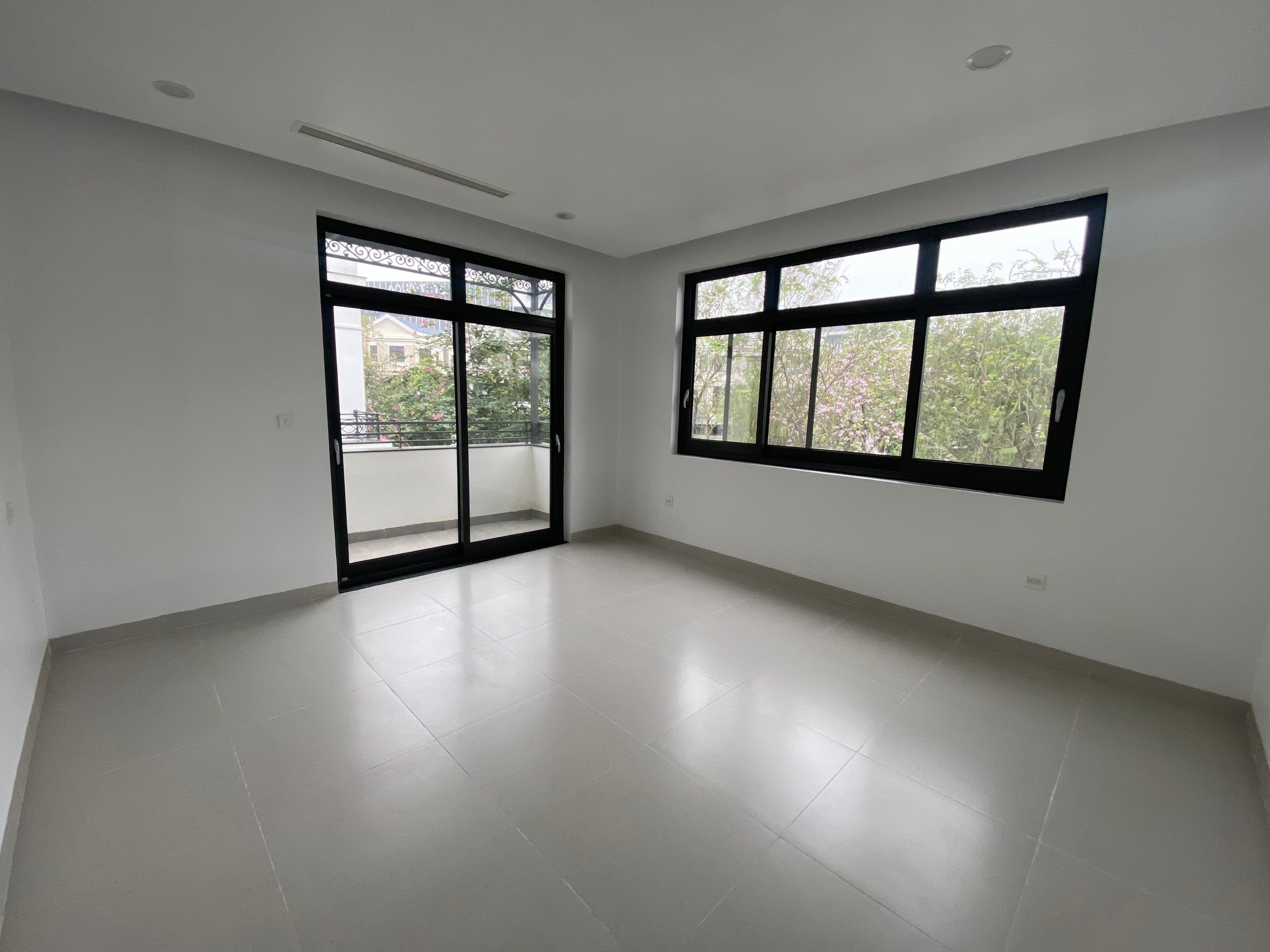 Cho thuê biệt thự đơn lập 323m2 x 4 tầng, hoàn thiện cơ bản tại Starlake 6