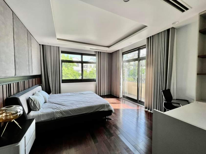 Cho thuê biệt thự đơn lập, căn góc 294m2 x 3 tầng full đồ tại H7 Starlake 4