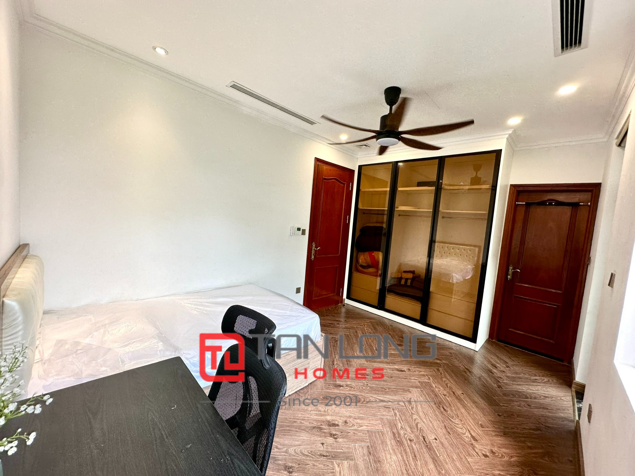 Cho thuê biệt thự H6 Starlake 215m2 full đồ mới, có thang máy, giá cực tốt 18