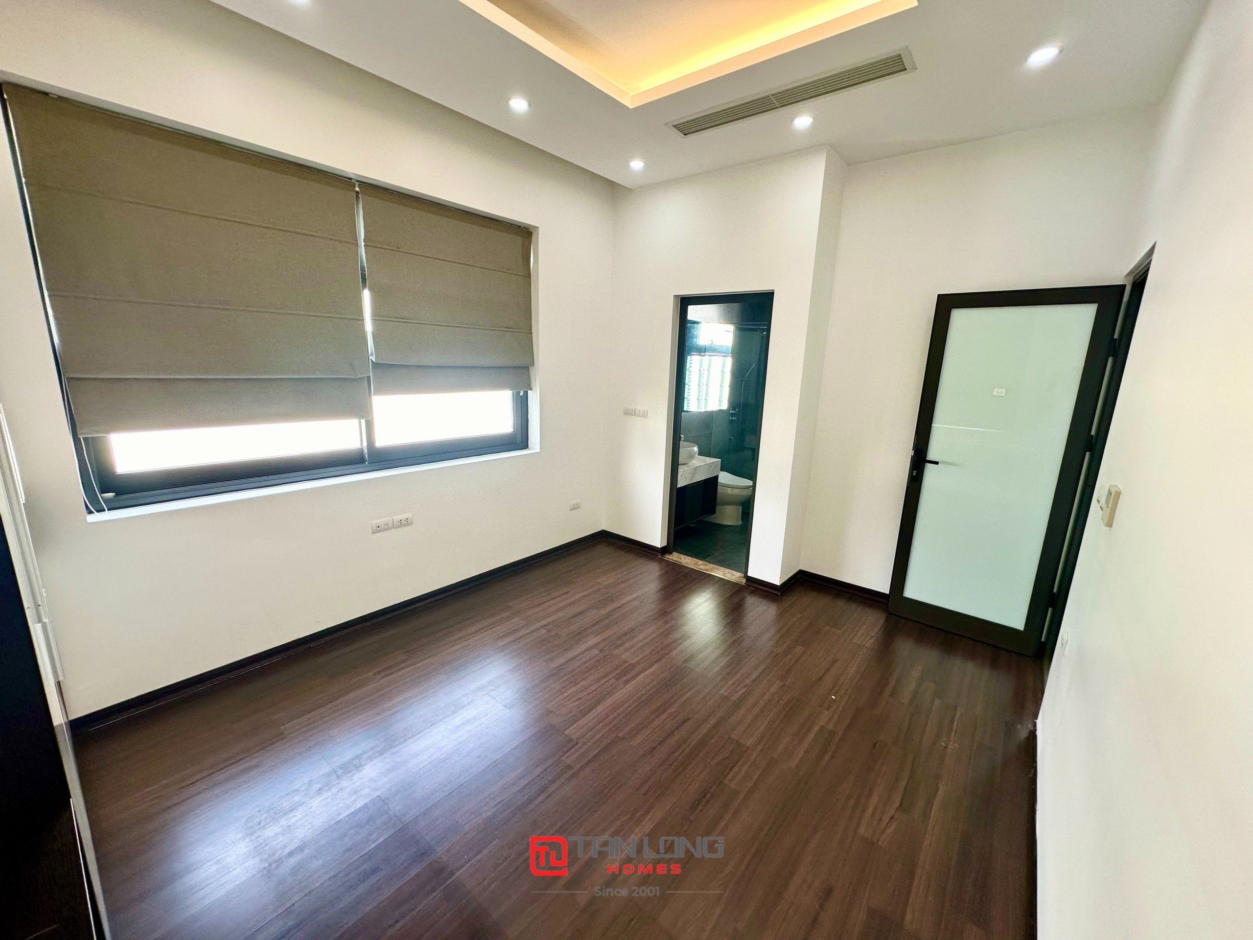 Cho thuê biệt thự H7 Starlake: DT 222m2 x 3 tầng, 4 phòng ngủ, có sân vườn rộng 12