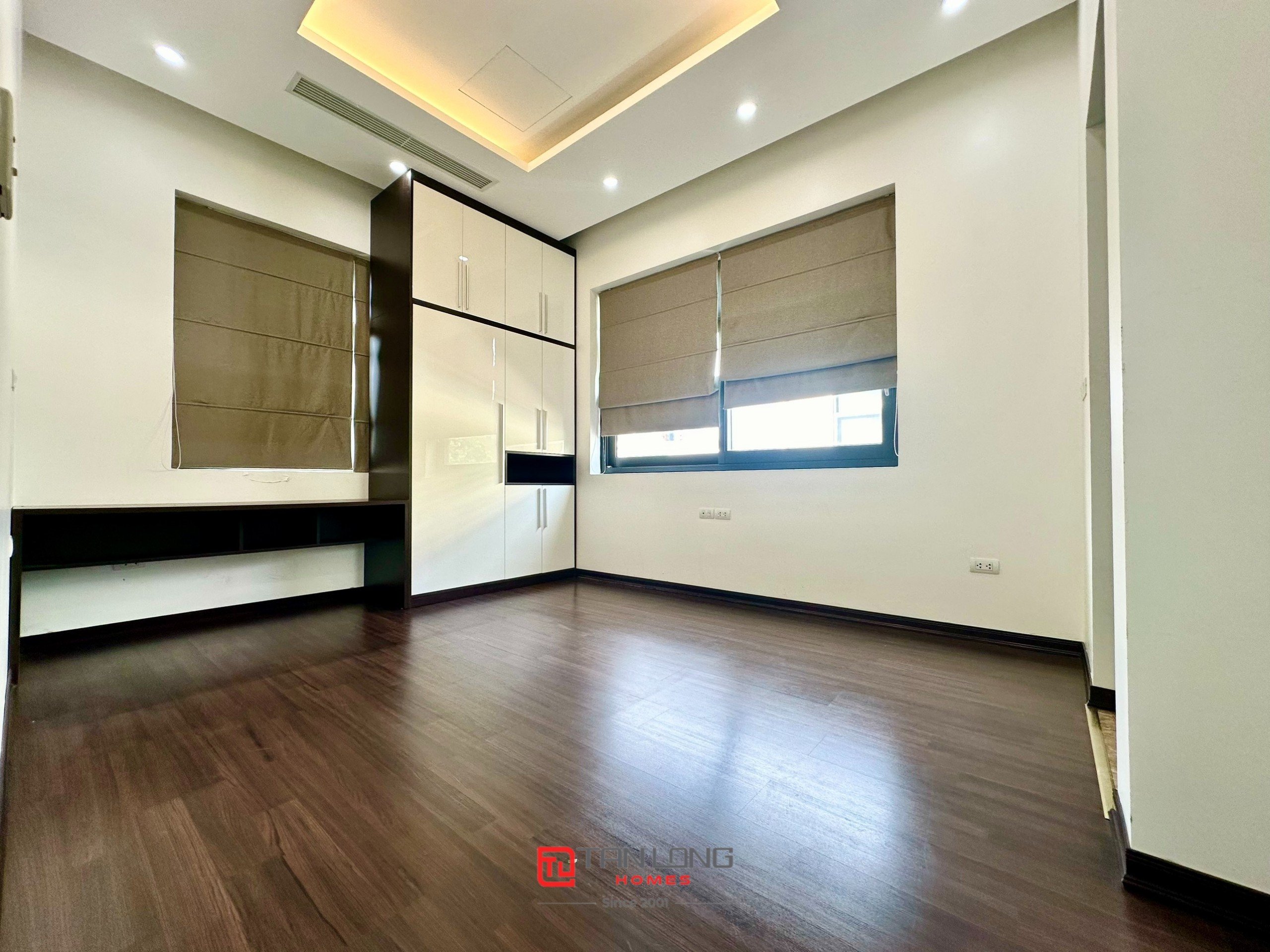Cho thuê biệt thự H7 Starlake: DT 222m2 x 3 tầng, 4 phòng ngủ, có sân vườn rộng 14