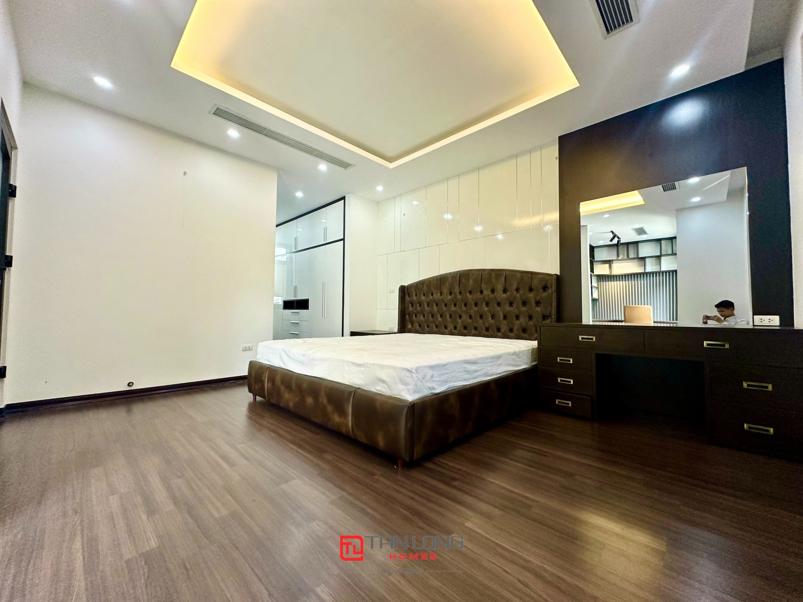 Cho thuê biệt thự H7 Starlake: DT 222m2 x 3 tầng, 4 phòng ngủ, có sân vườn rộng 17