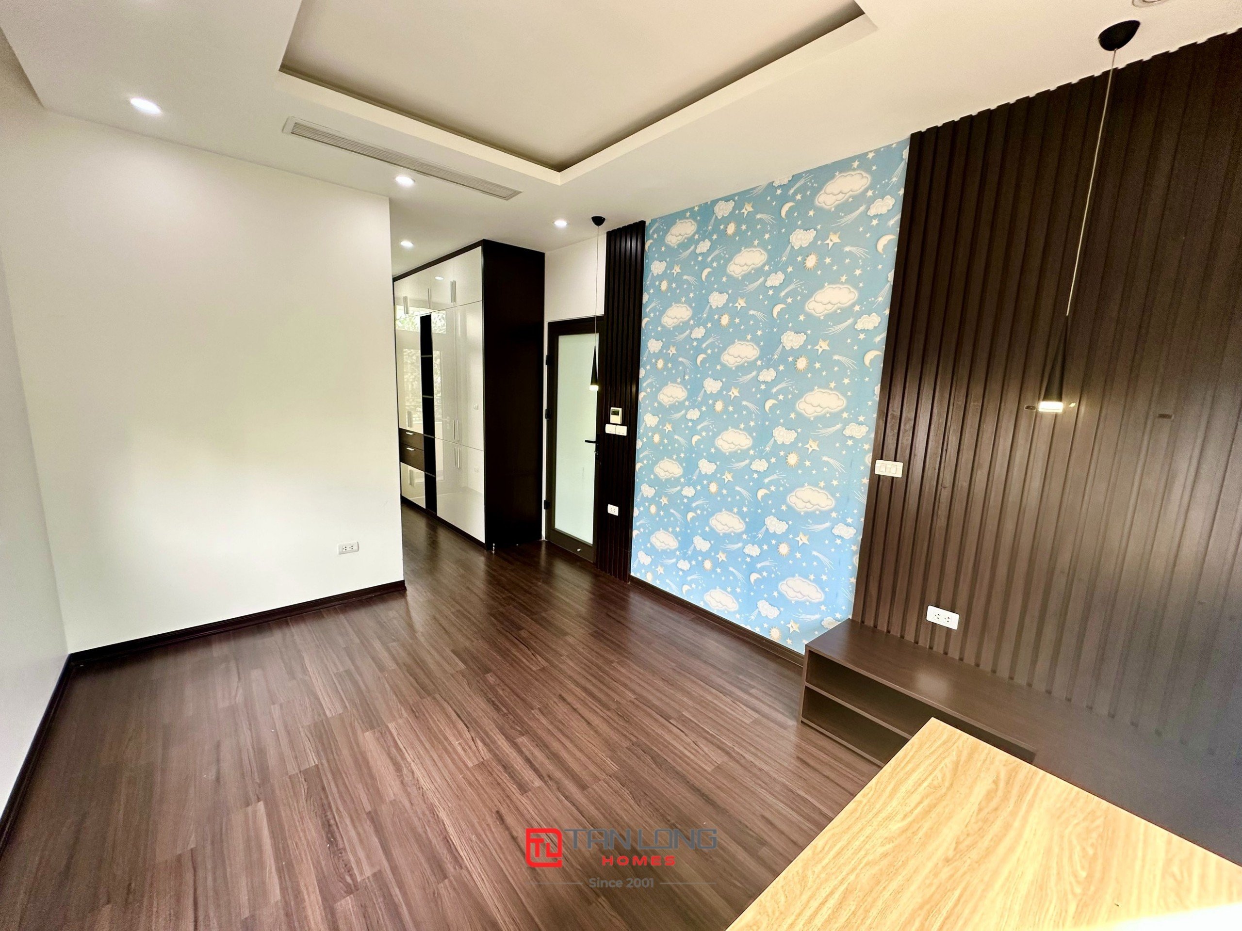 Cho thuê biệt thự H7 Starlake: DT 222m2 x 3 tầng, 4 phòng ngủ, có sân vườn rộng 19