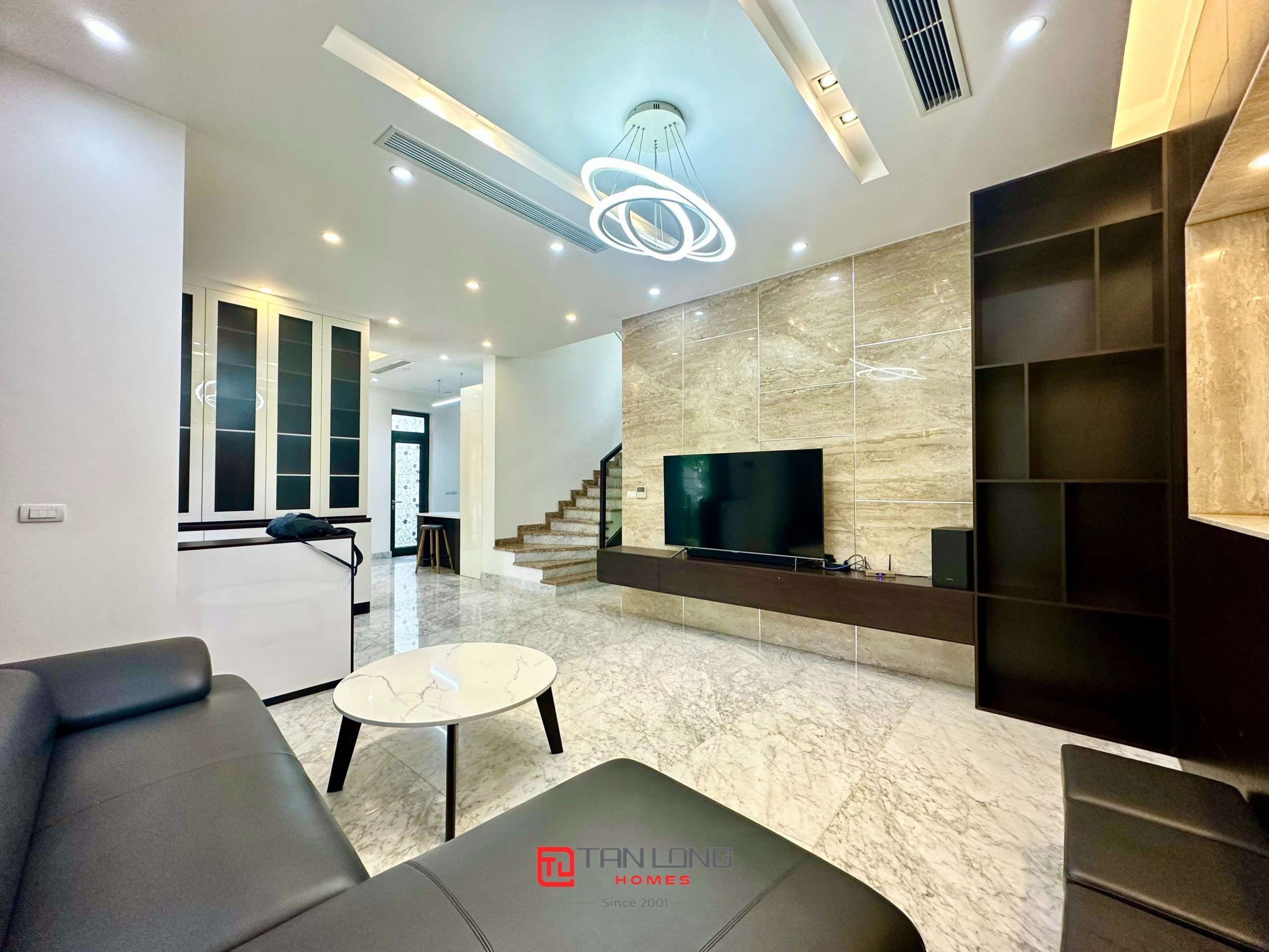 Cho thuê biệt thự H7 Starlake: DT 222m2 x 3 tầng, 4 phòng ngủ, có sân vườn rộng 2