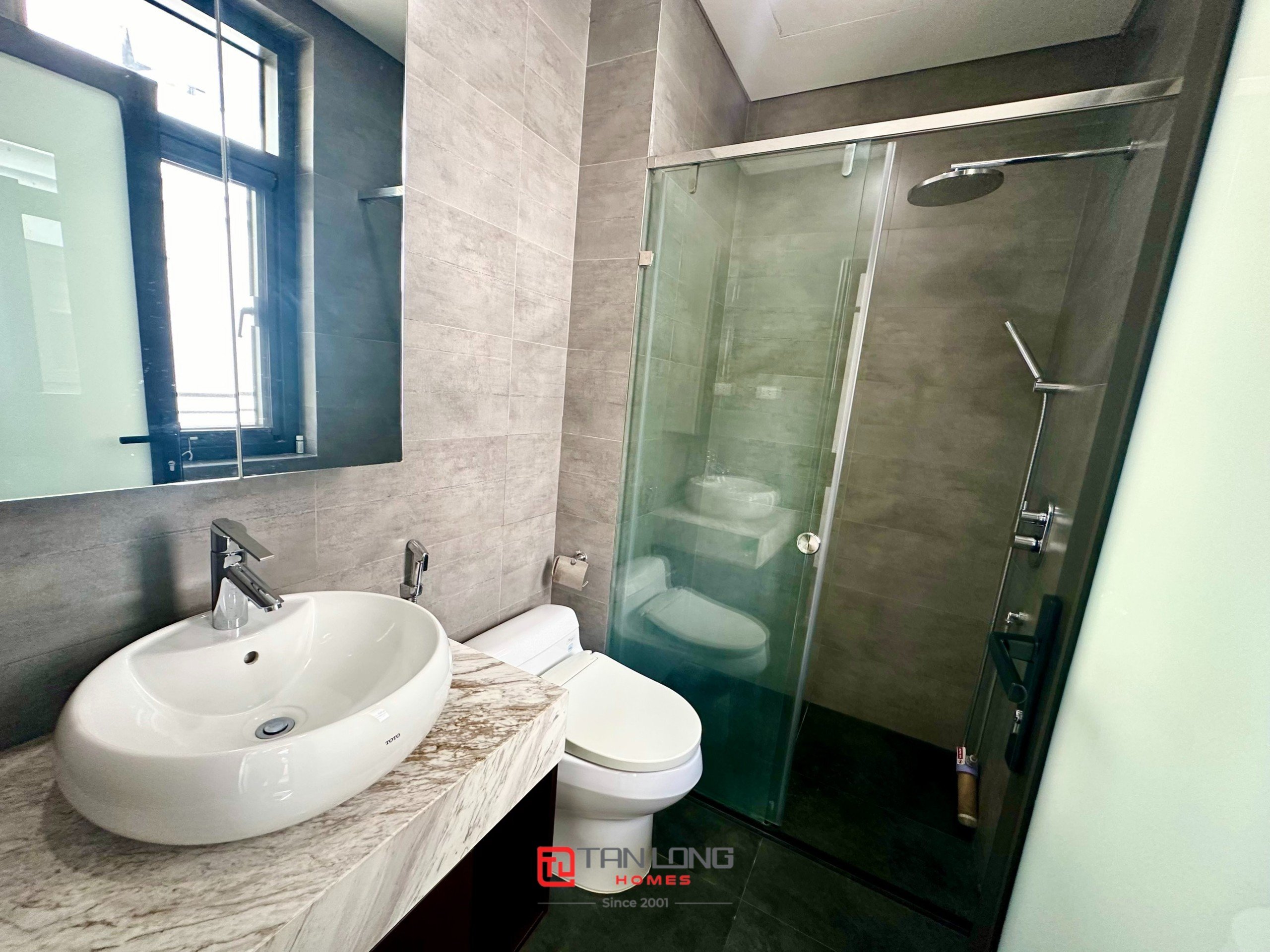 Cho thuê biệt thự H7 Starlake: DT 222m2 x 3 tầng, 4 phòng ngủ, có sân vườn rộng 20
