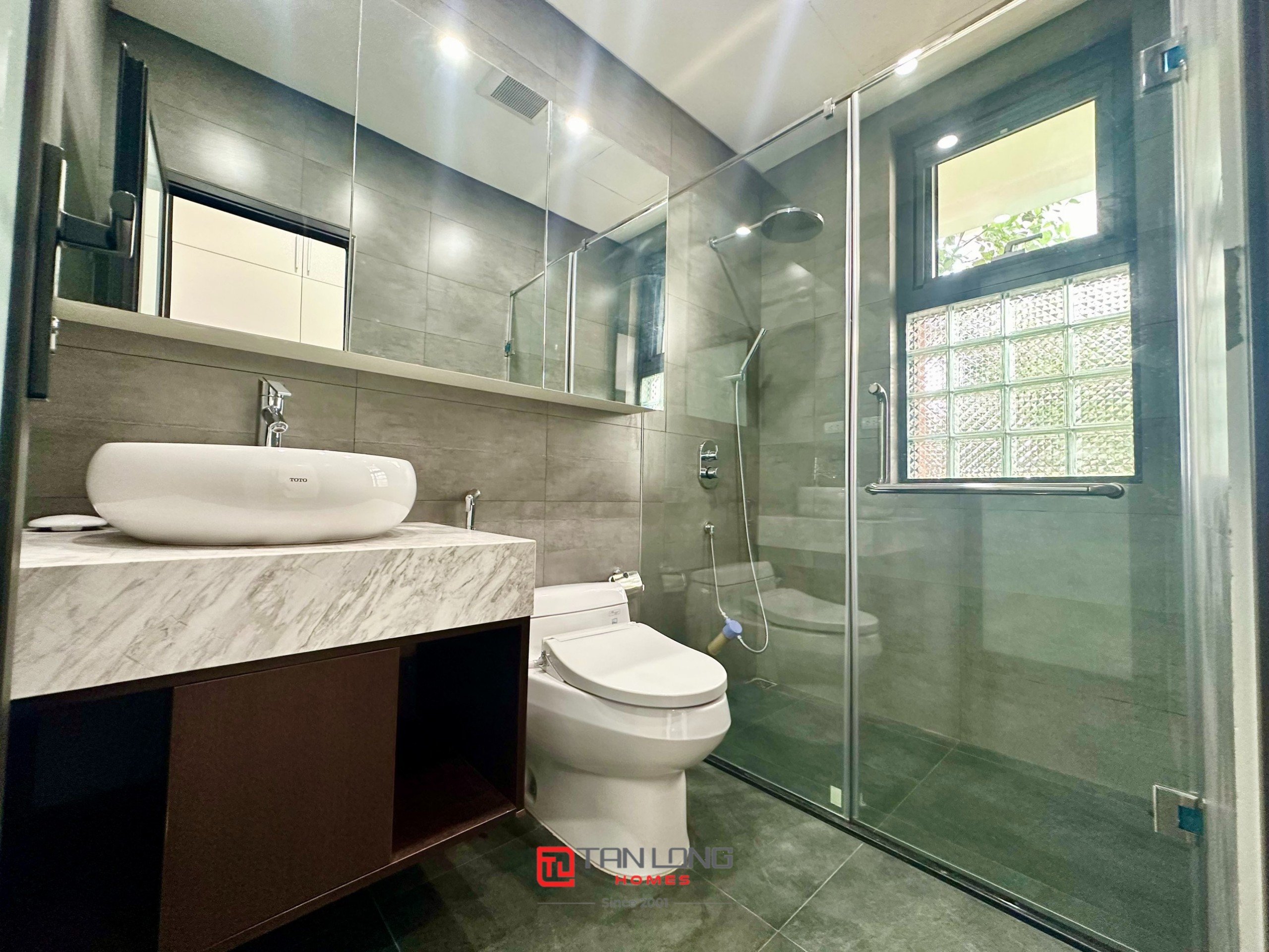 Cho thuê biệt thự H7 Starlake: DT 222m2 x 3 tầng, 4 phòng ngủ, có sân vườn rộng 21